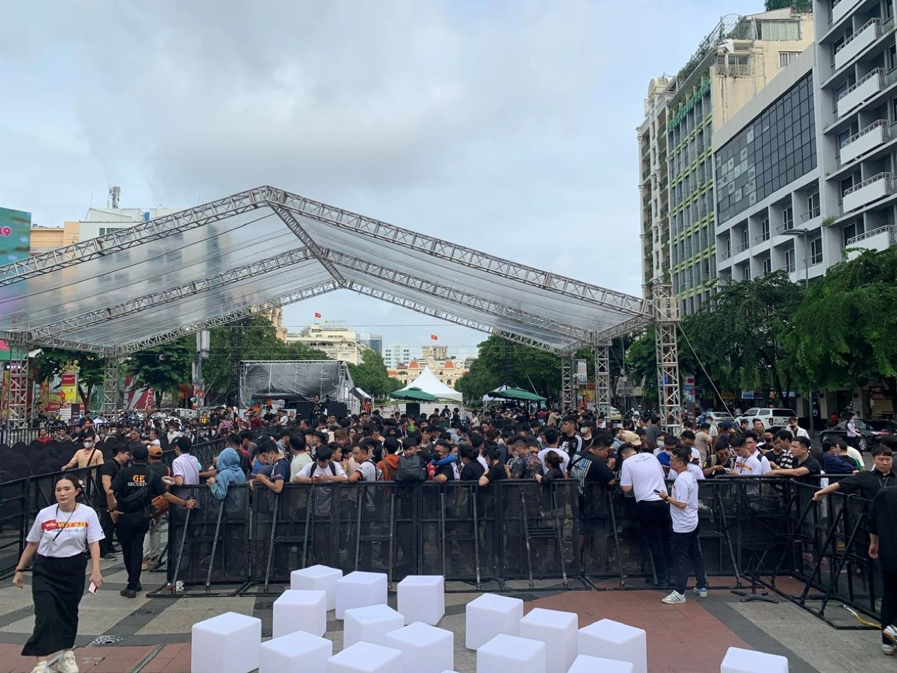 Những dòng người kiên nhẫn xếp hàng để nhận iPhone 17 sớm nhất. Ảnh: PHƯƠNG MINH hinh 5 2 2.jpg