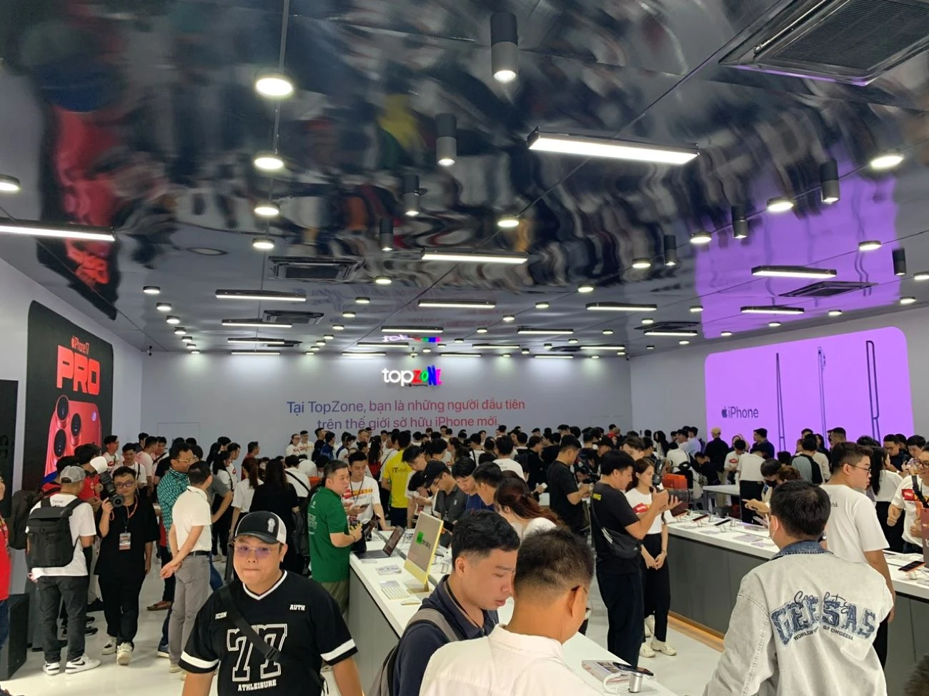 Sức hút điện thoại iPhone rất lớn trong mắt người tiêu dùng Việt. Ảnh: PHƯƠNG MINH hinh 5 2 4.jpg