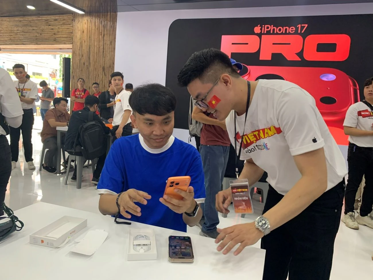 Trong mỗi kỳ mở bán sản phẩm mới, điện thoại iPhone luôn tạo ra sức quan tâm lớn khiến người dùng sẵn sàng xuống tiền. Ảnh: PHƯƠNG MINH hinh 5 2 5.jpg