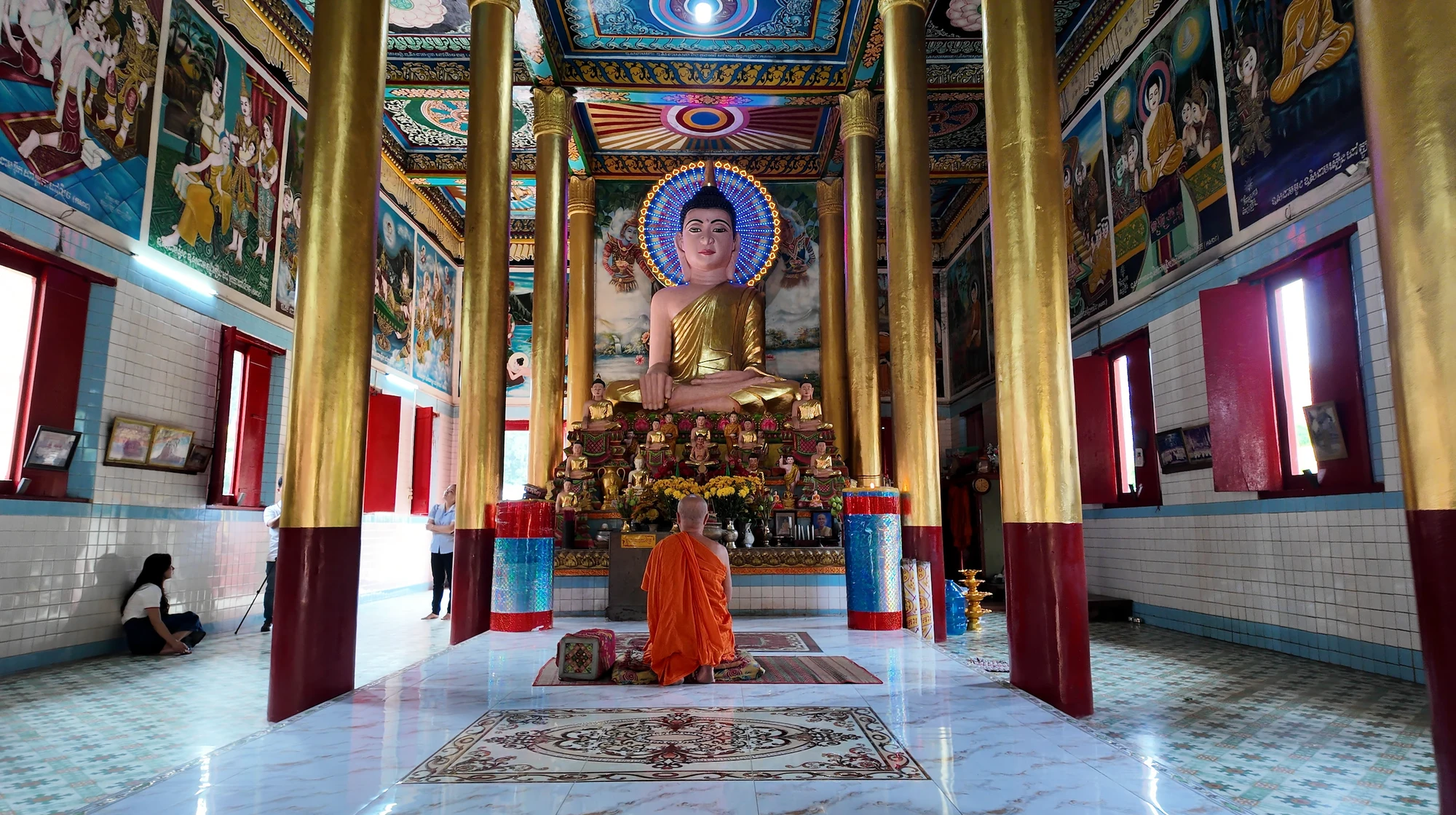 Chính điện Chùa Kompong Chrây (Chùa Hang). Ảnh chụp Màn hình 2025-01-16 lúc 11.29.15.png