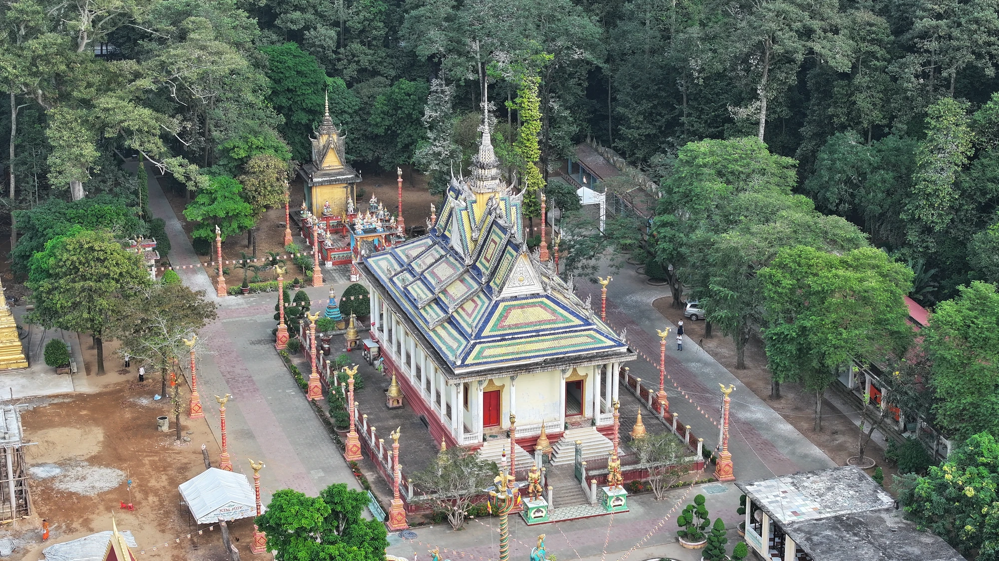 Khuôn viên Chùa Kompong Chrây. Chùa Kompong Chrây .png
