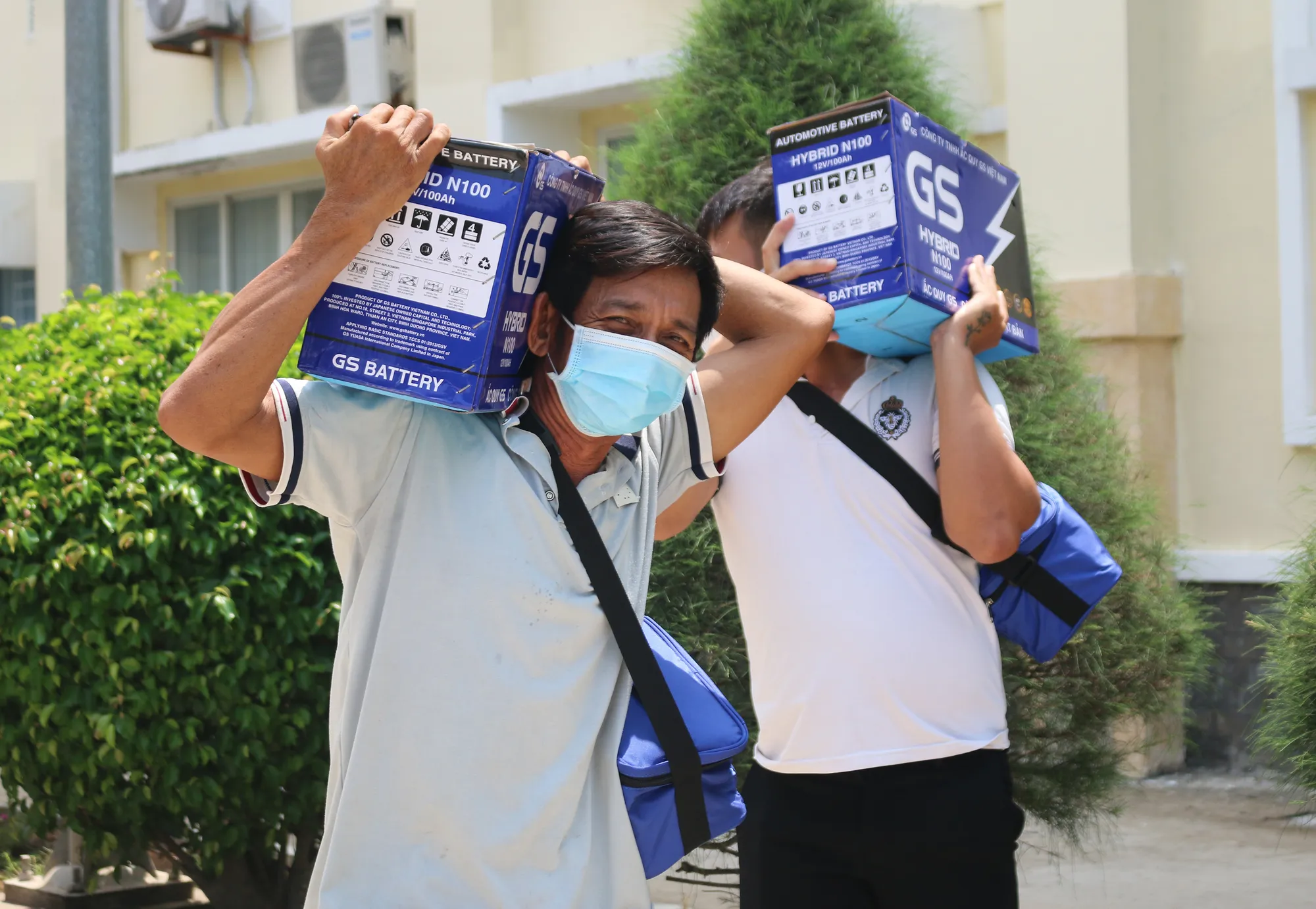 Ngư dân thị trấn Cần Thạnh vui mừng trở về nhà sau khi nhận những phần quà từ Ban Tổ chức chương trình Cùng ngư dân thắp sáng đèn trên biển. Ảnh: NHẬT TIẾN Ngư dân thị trấn Cần Thạnh vui mừng trở về nhà sau khi nhận những phần quà từ Ban Tổ chức chương trình Cùng ngư dân thắp sáng đèn trên biển. Ảnh: NHẬT TIẾN