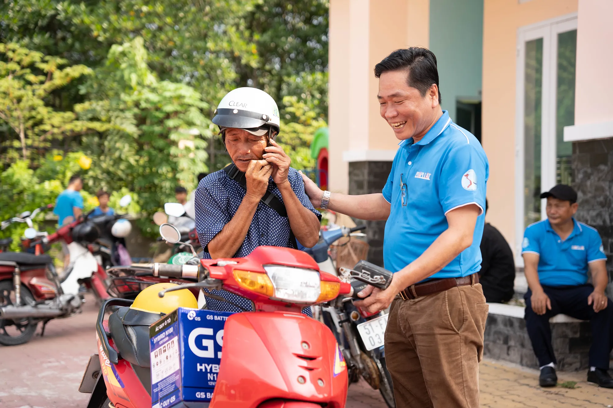 Một thành viên trong Ban Tổ chức hỗ trợ các ngư dân để đưa các phần quà về nhà. Ảnh: NHẬT TIẾN Một thành viên trong Ban Tổ chức hỗ trợ các ngư dân để đưa các phần quà về nhà. Ảnh: NHẬT TIẾN