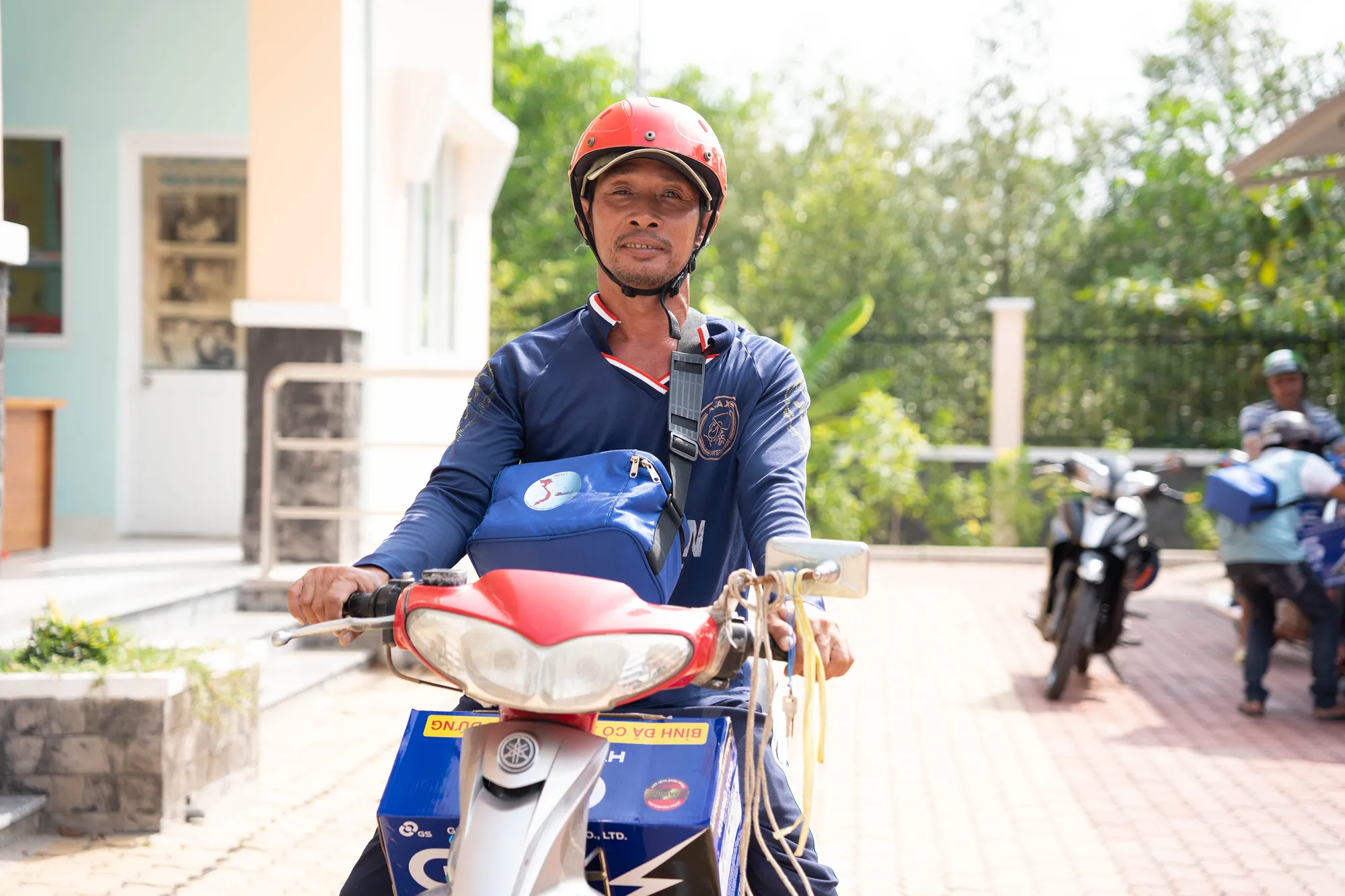 Ngư dân thị trấn Cần Thạnh vui mừng trở về nhà sau khi nhận những phần quà từ Ban Tổ chức chương trình Cùng ngư dân thắp sáng đèn trên biển. Ảnh: NHẬT TIẾN Ngư dân thị trấn Cần Thạnh vui mừng trở về nhà sau khi nhận những phần quà từ Ban Tổ chức chương trình Cùng ngư dân thắp sáng đèn trên biển. Ảnh: NHẬT TIẾN