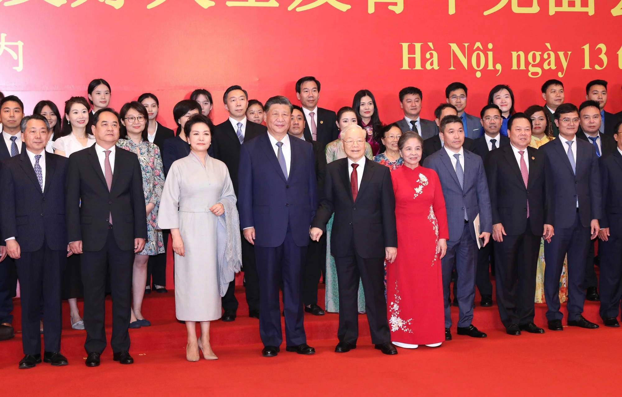 Tổng Bí thư Nguyễn Phú Trọng và Phu nhân, Tổng Bí thư, Chủ tịch nước Trung Quốc Tập Cận Bình và Phu nhân cùng các đại biểu tham dự Gặp gỡ Nhân sỹ Hữu nghị và Thế hệ Trẻ Việt Nam-Trung Quốc, chiều 13-12. Ảnh: TTXVN 1-tong-bi-thu-nguyen-phu-trong-tap-can-binh-viet-nam.jpeg