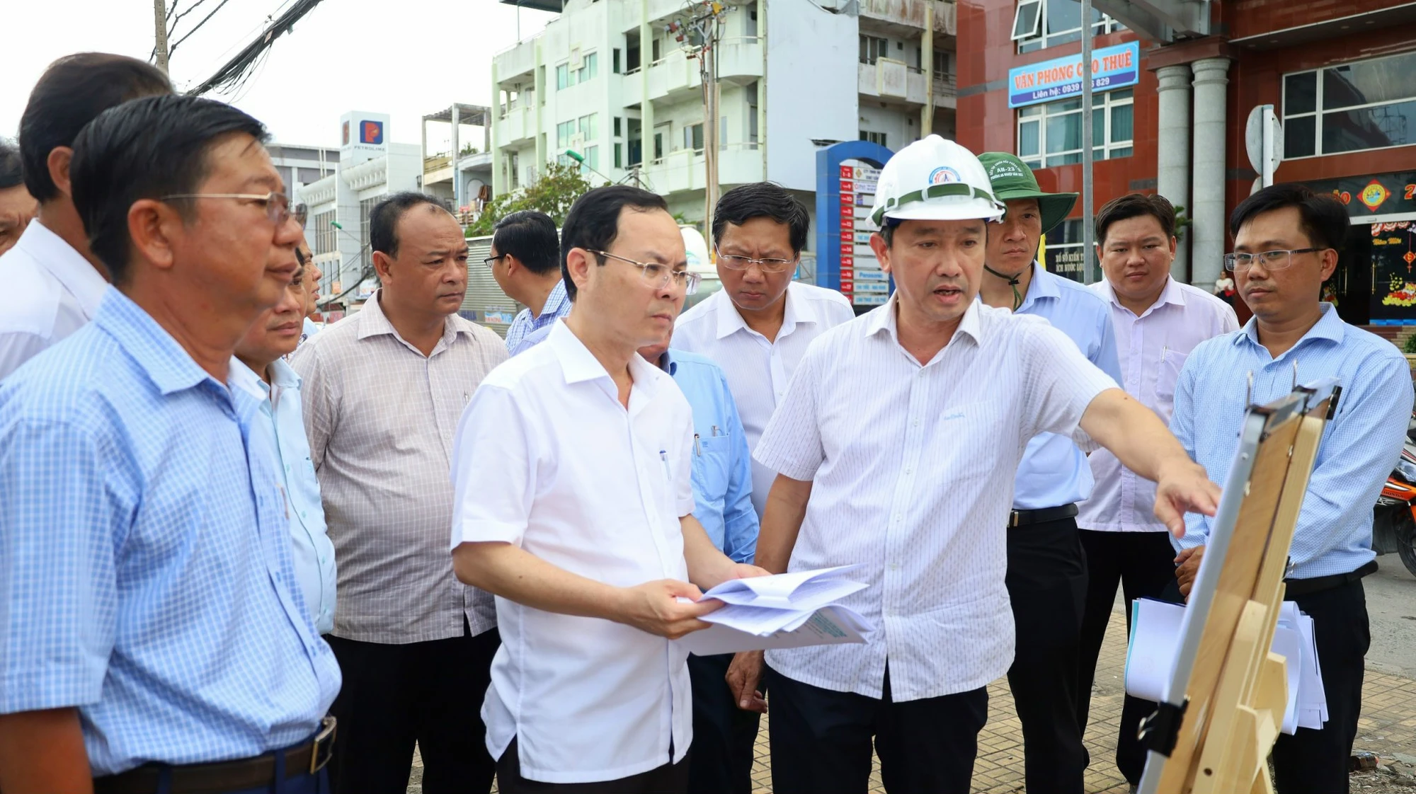 Bí thư Nguyễn Văn Hiếu cùng đoàn đi khảo sát hiện trường chuẩn bị dự án mở rộng Quốc lộ 91 đoạn Km00- Km7. Ảnh: PHẠM TRUNG phat-trien-can-tho.jpg