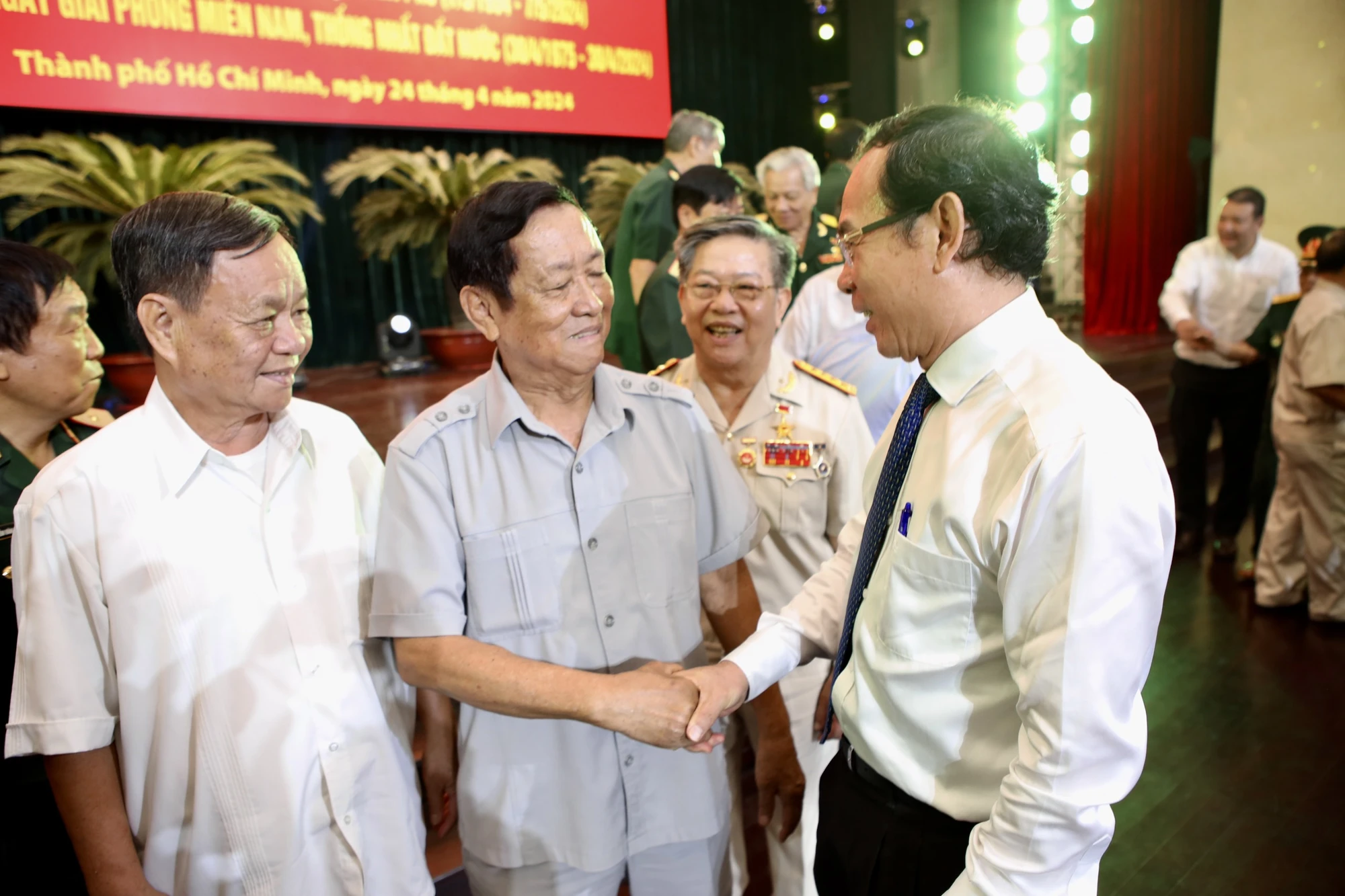 Bí thư Thành ủy TP.HCM Nguyễn Văn Nên trò chuyện cùng các cán bộ lão thành cách mạng. Ảnh: NGUYỆT NHI Bí thư Nguyễn Văn Nên: TP.HCM nối gót thế hệ cha anh, năng động, sáng tạo để hội nhập