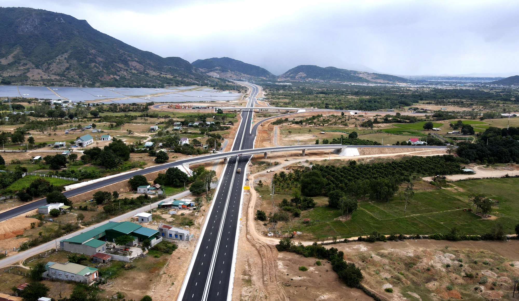 Nghị quyết 43 đã tạo điều kiện để phát triển hạ tầng giao thông trên cả nước. Trong ảnh: Tuyến cao tốc Nha Trang - Cam Lâm đã được khánh thành vào tháng 6-2023. Ảnh: HUỲNH HẢI Bộ trưởng Bộ KH&ĐT Nguyễn Chí Dũng: Không phân cấp, phân quyền triệt để sẽ mất rất nhiều cơ hội