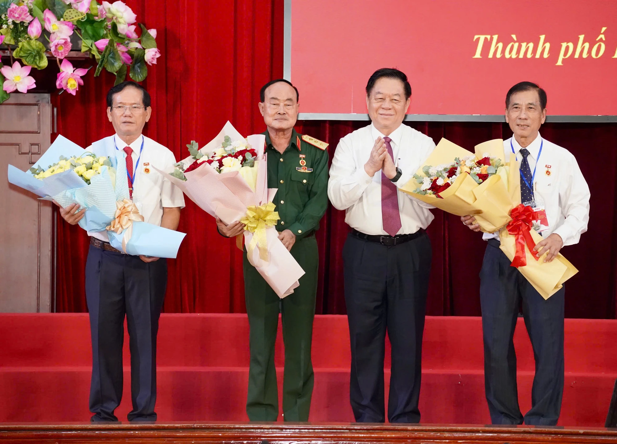 Trưởng ban Tuyên giáo và Dân vận Trung ương Nguyễn Trọng Nghĩa trao huy hiệu 45 năm tuổi Đảng cho nguyên Bí thư Tỉnh ủy Trà Vinh Trần Chí Dũng (ngoài cùng bên trái), nguyên Thứ trưởng Bộ quốc phòng Trần Đơn (thứ hai từ trái sang) và nguyên Bí thư tỉnh ủy Long An Nguyễn Nam Việt (bìa phải). Ảnh: THUẬN VĂN nguyen-trong-nghia-trao-huy-hieu-dang.jpg