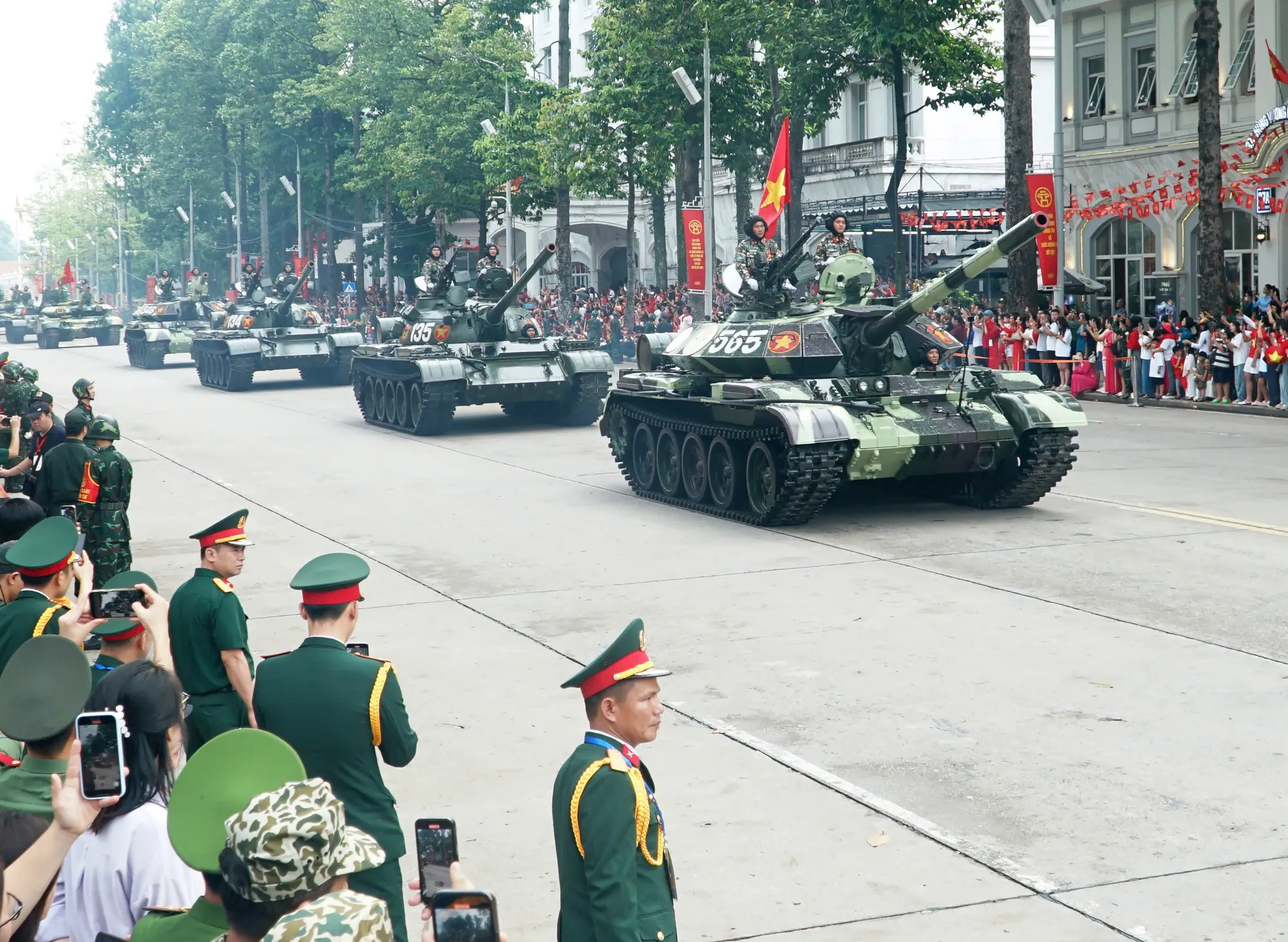 Uy lực từ dàn khí tài hiện đại bậc nhất của Quân đội tại A80