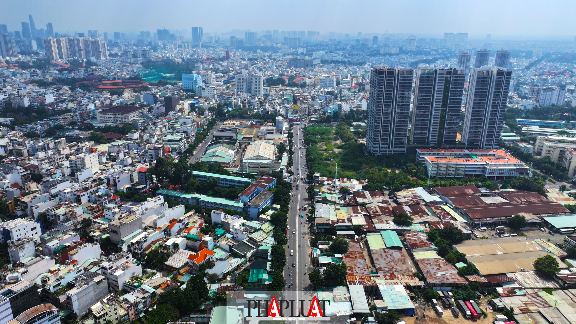 Khu đất quanh ga Lê Thị Riêng sẽ được chuyển đổi thành khu đô thị nén, nhằm tối ưu hóa sử dụng đất và tạo thêm không gian sống cho cư dân. UBND TP.HCM đã giao các cơ quan chức năng xác định ranh giới, tình trạng pháp lý và quy hoạch chi tiết, với mục tiêu hoàn tất quy hoạch, lựa chọn nhà đầu tư vào năm 2025. 3-khu-dat-vang (14).jpg