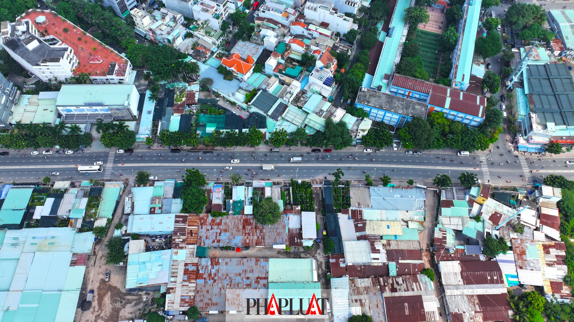 Theo Nghị quyết 98, TP.HCM được phép thí điểm mô hình TOD (phát triển đô thị gắn với giao thông công cộng) và sử dụng ngân sách để bồi thường, hỗ trợ tái định cư cho các khu vực gần ga metro, các điểm giao thông quan trọng như Vành đai 3. Chính sách này giúp linh hoạt trong việc điều chỉnh mật độ xây dựng và hạ tầng kỹ thuật, tối ưu hóa giá trị đất đai quanh các nhà ga, đồng thời tăng cường hiệu quả đầu tư hạ tầng giao thông và thu hút dân cư. metro số 2(18).jpg
