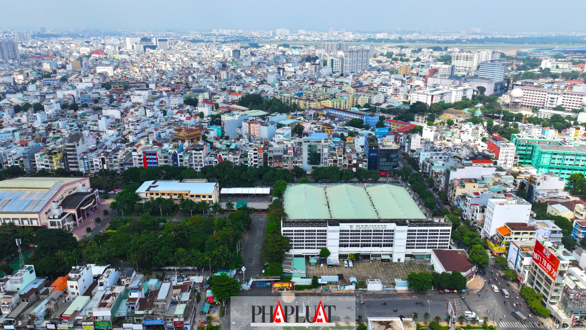 Trung tâm Triển lãm và Thể dục thể thao quận Tân Bình, với diện tích 5,1 ha, nằm ở vị trí đắc địa, tiếp giáp bốn con đường lớn: Trường Chinh, Hoàng Văn Thụ, Xuân Diệu và Xuân Hồng, thuận tiện cho việc kết nối giao thông. me-tro-so2.jpg