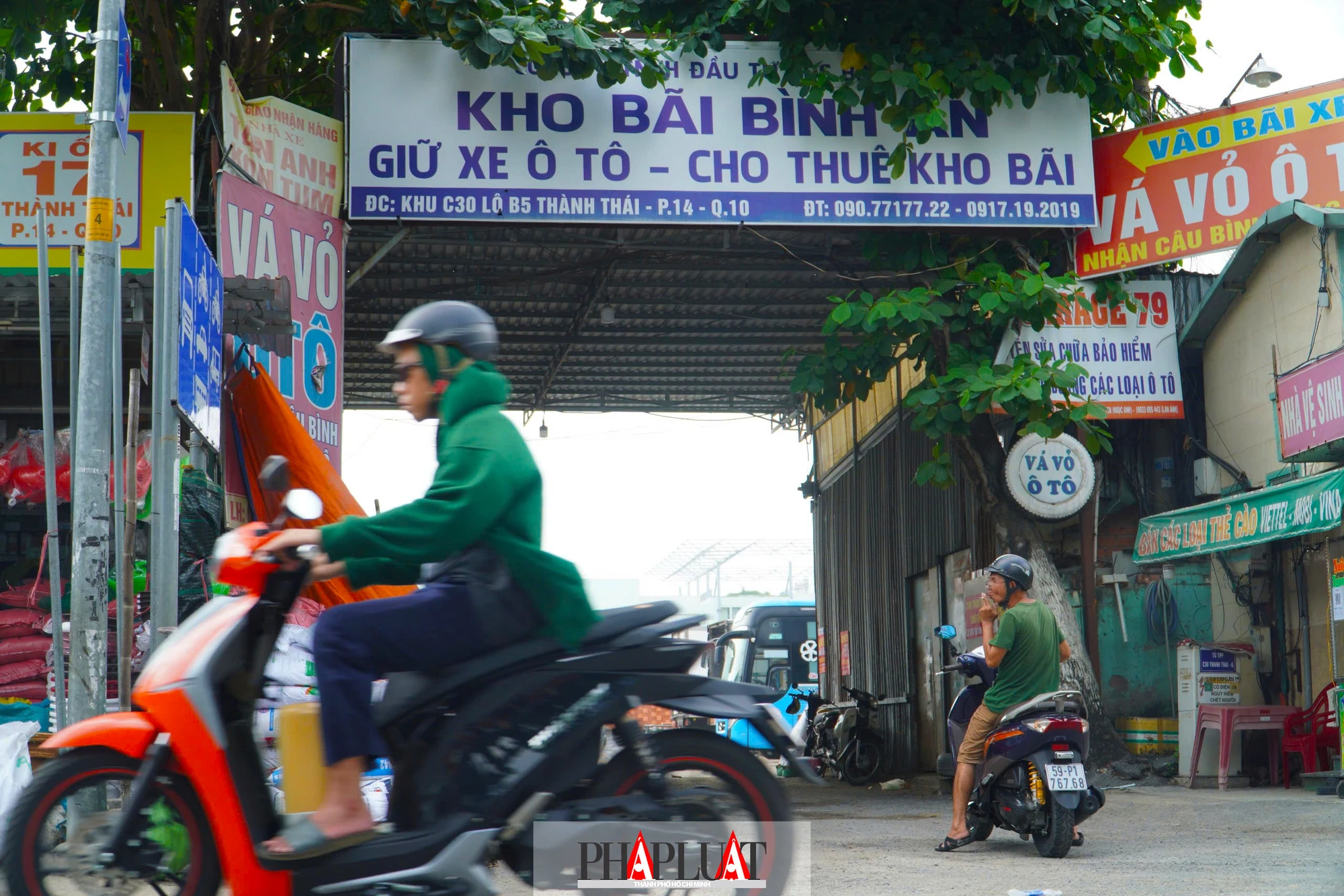 Hiện tại, khu C30 được sử dụng làm bãi xe, kho bãi. 3-khu-dat-vang (35).jpg
