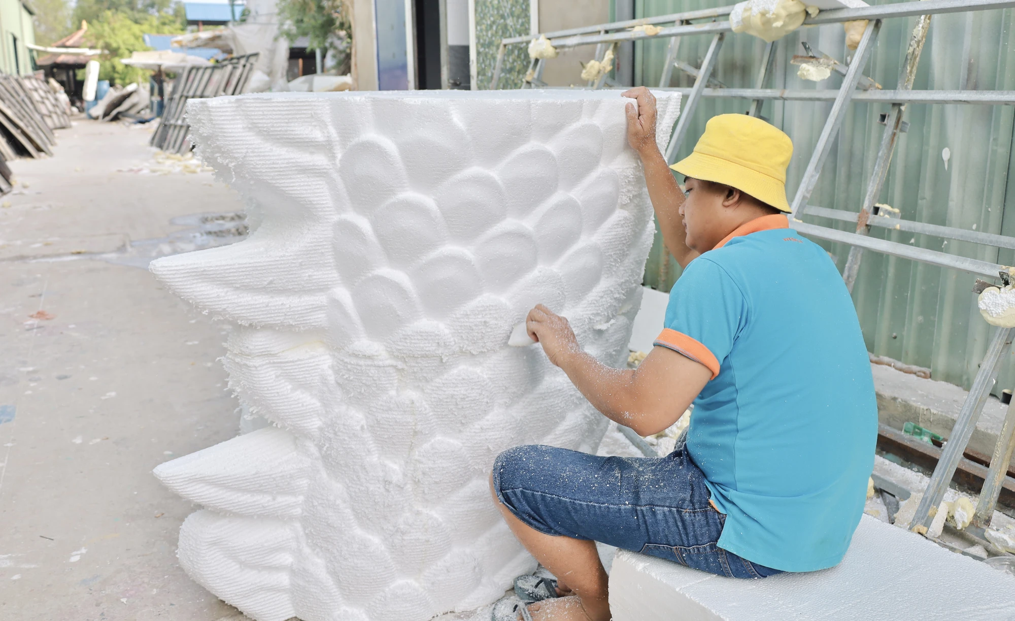 Sau đó là chạm trổ, điêu khắc cho sản phẩm hiện rõ được đường nét. Ảnh: DI LINH img-3199-5510.jpg