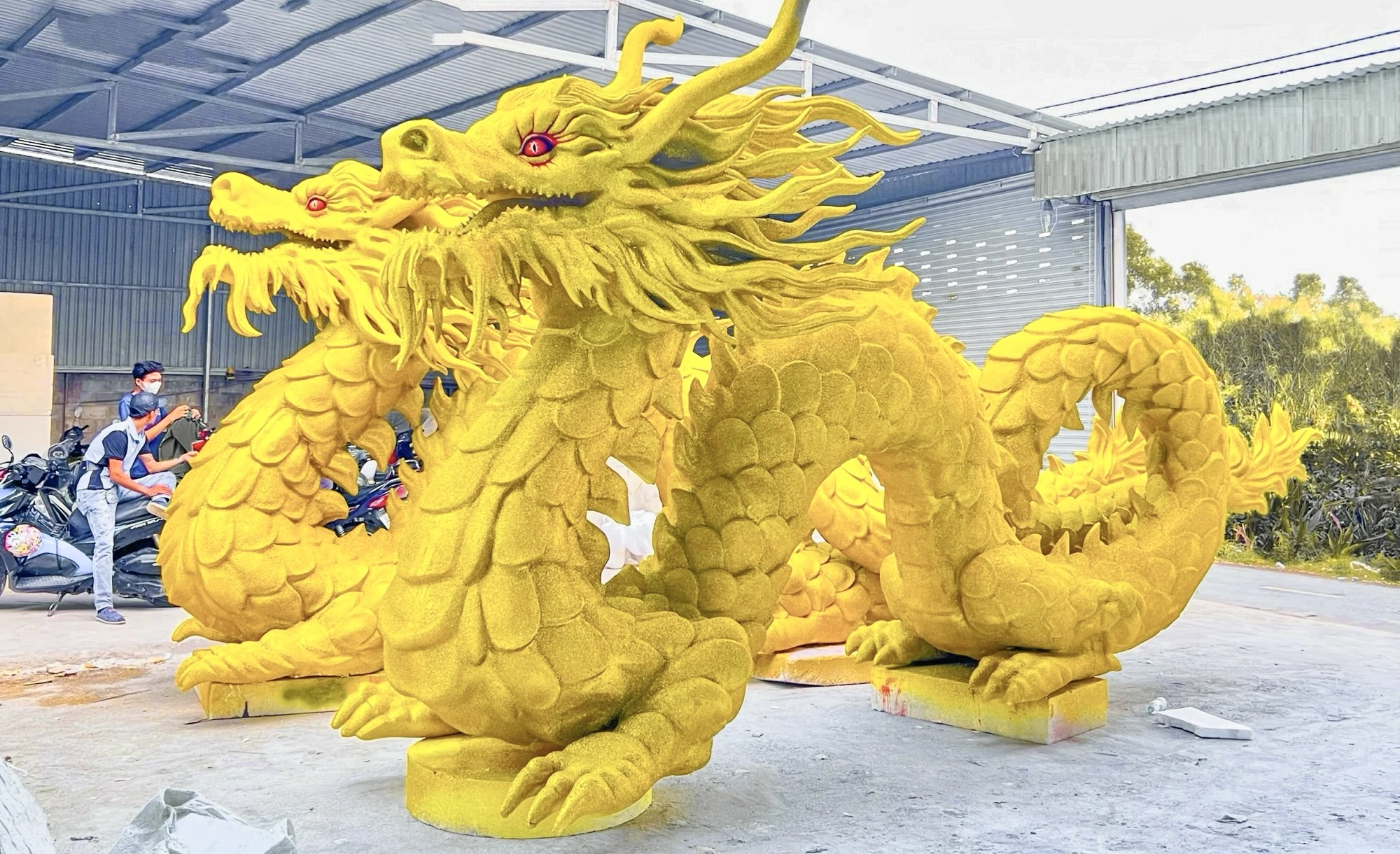 Chất liệu này cũng mang đến cho sản phẩm mô hình khối lượng nhẹ, dễ dàng trong việc di chuyển dù kích thước khổng lồ. Ảnh: DI LINH kham-pha-xuong-san-xuat-linh-vat-rong-tet-nguyen-dan-giap-thin-2024-post-2.jpg
