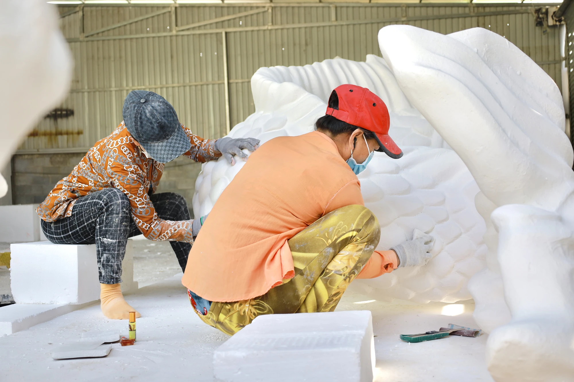 Tiếp theo là mài, chà nhám các bề mặt của mô hình xốp để sản phẩm mịn màng, bóng loáng. Ảnh: DI LINH kham-pha-xuong-san-xuat-linh-vat-rong-tet-nguyen-dan-giap-thin-2024-post-1-4983.jpg