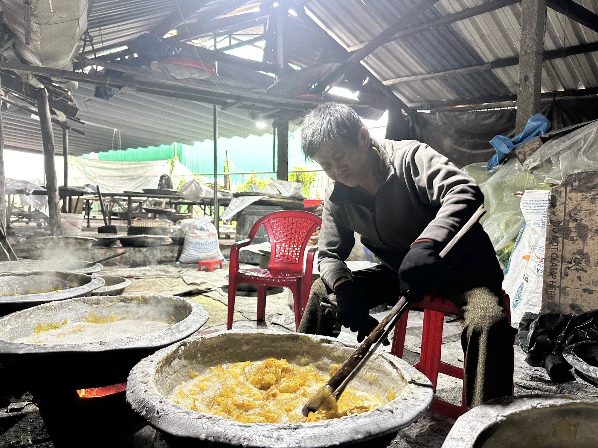 lang-nghe-mut-gung-nuc-tieng-quang-ngai-do-lua-vao-vu-tet-post827125.html7.JPG