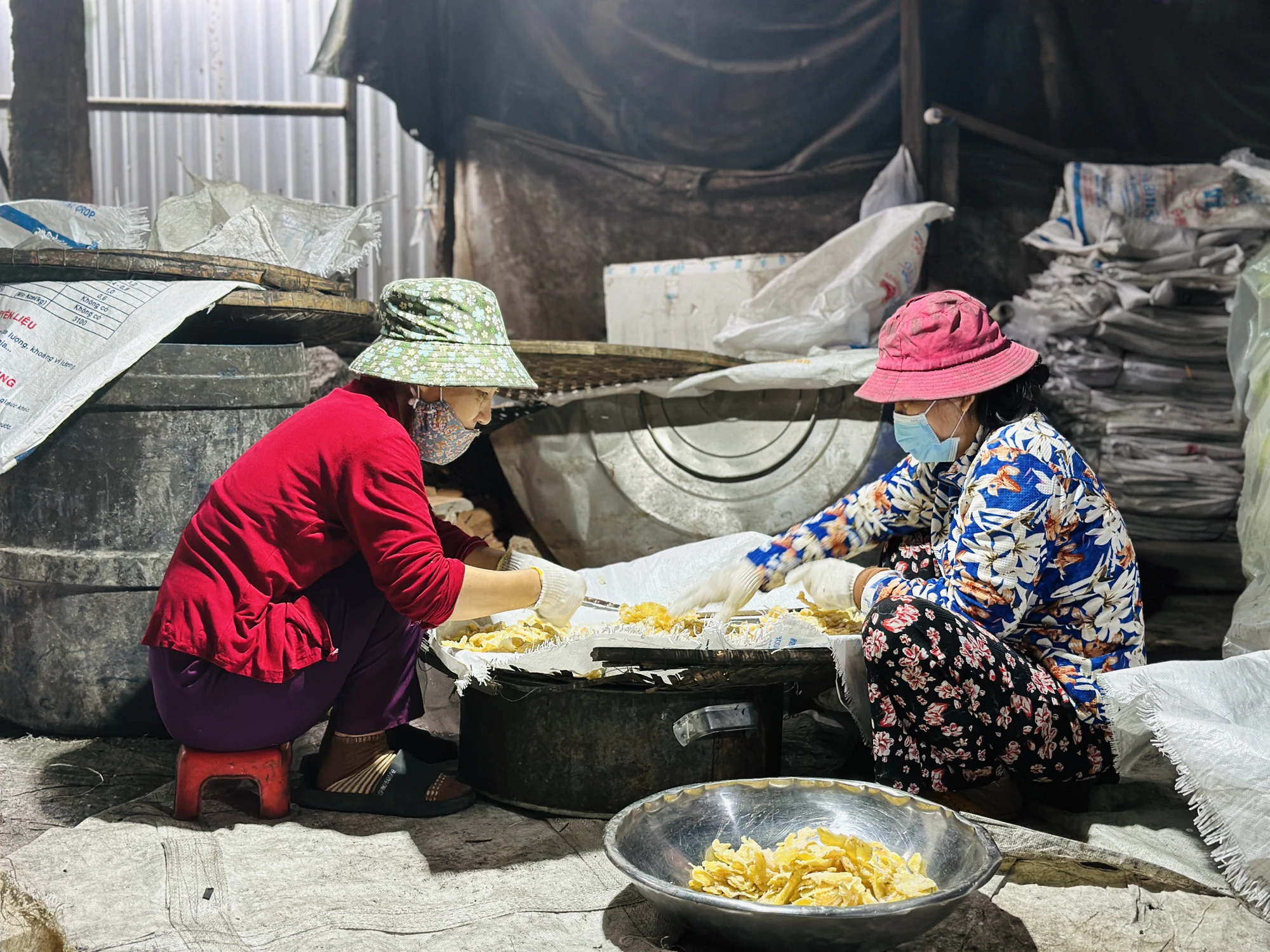 lang-nghe-mut-gung-nuc-tieng-quang-ngai-do-lua-vao-vu-tet-post827125.html80.JPG