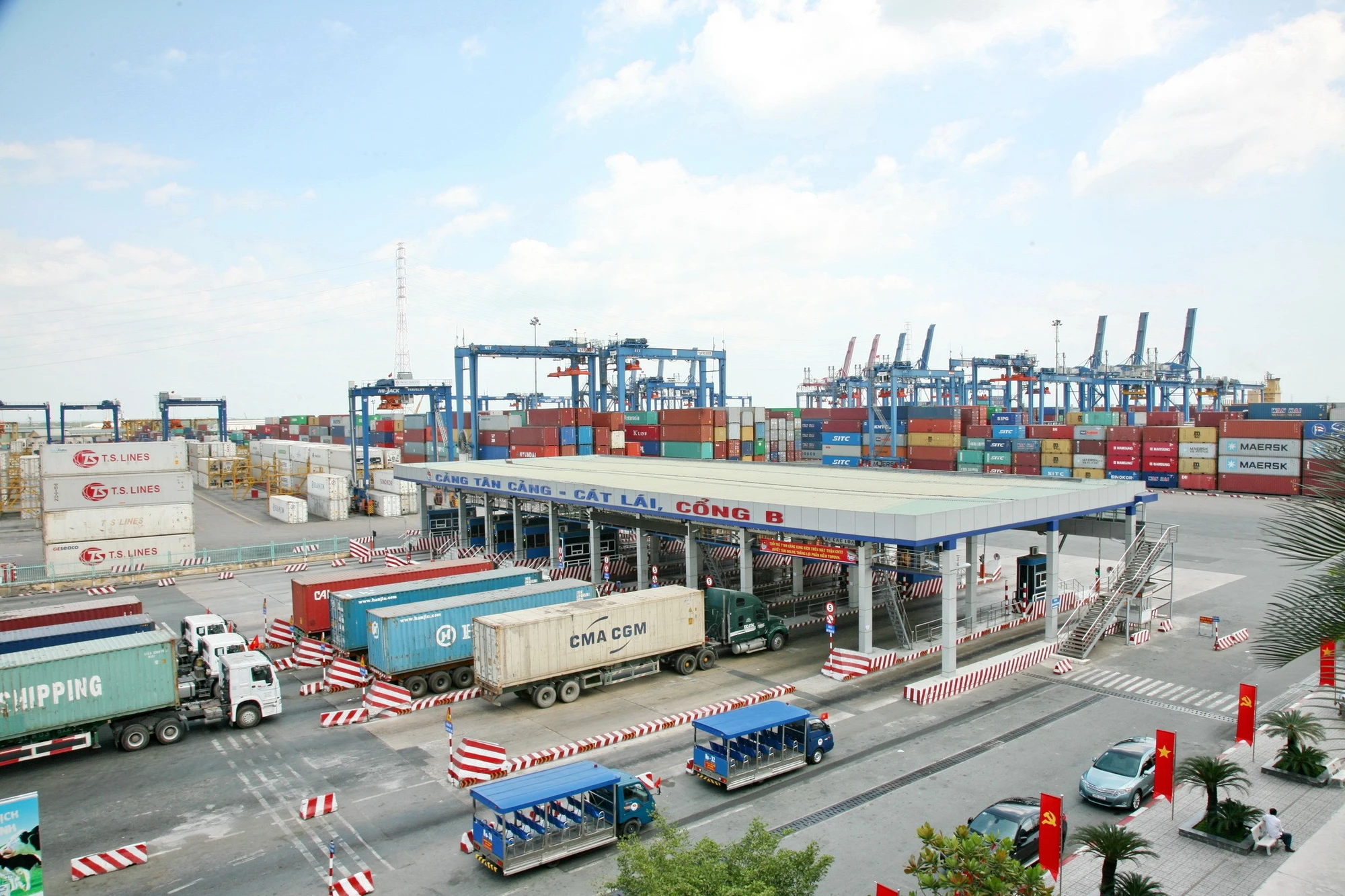 Số thuế phải thu ngân sách của Cục Hải quan TP.HCM từ ô tô nguyên chiếc nhập khẩu từ đầu năm đến ngày 15-3 giảm hơn 3.000 tỉ đồng so với cùng kỳ năm 2023. Ảnh: QH hai-quan-cat-lai.jpg