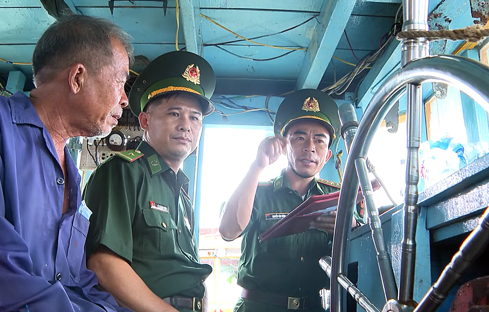 Bộ đội Biên phòng tuyên truyền cho ngư dân trên ghe.