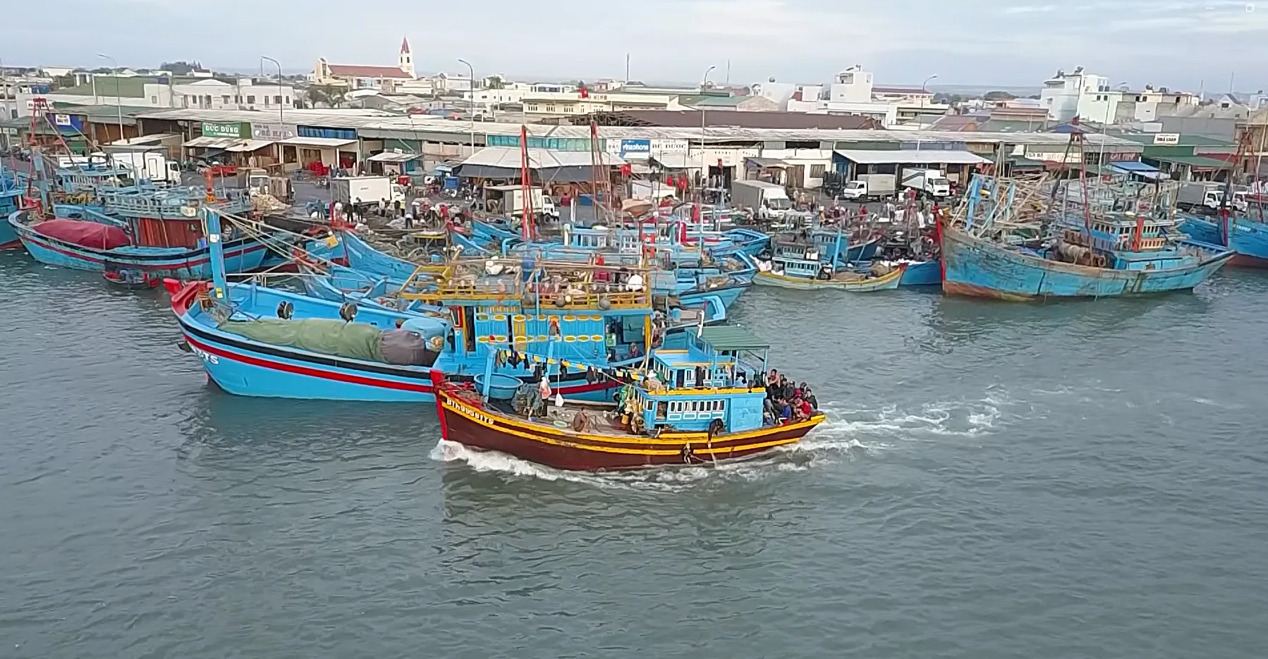 Các tàu cá được thường xuyên kiểm tra.