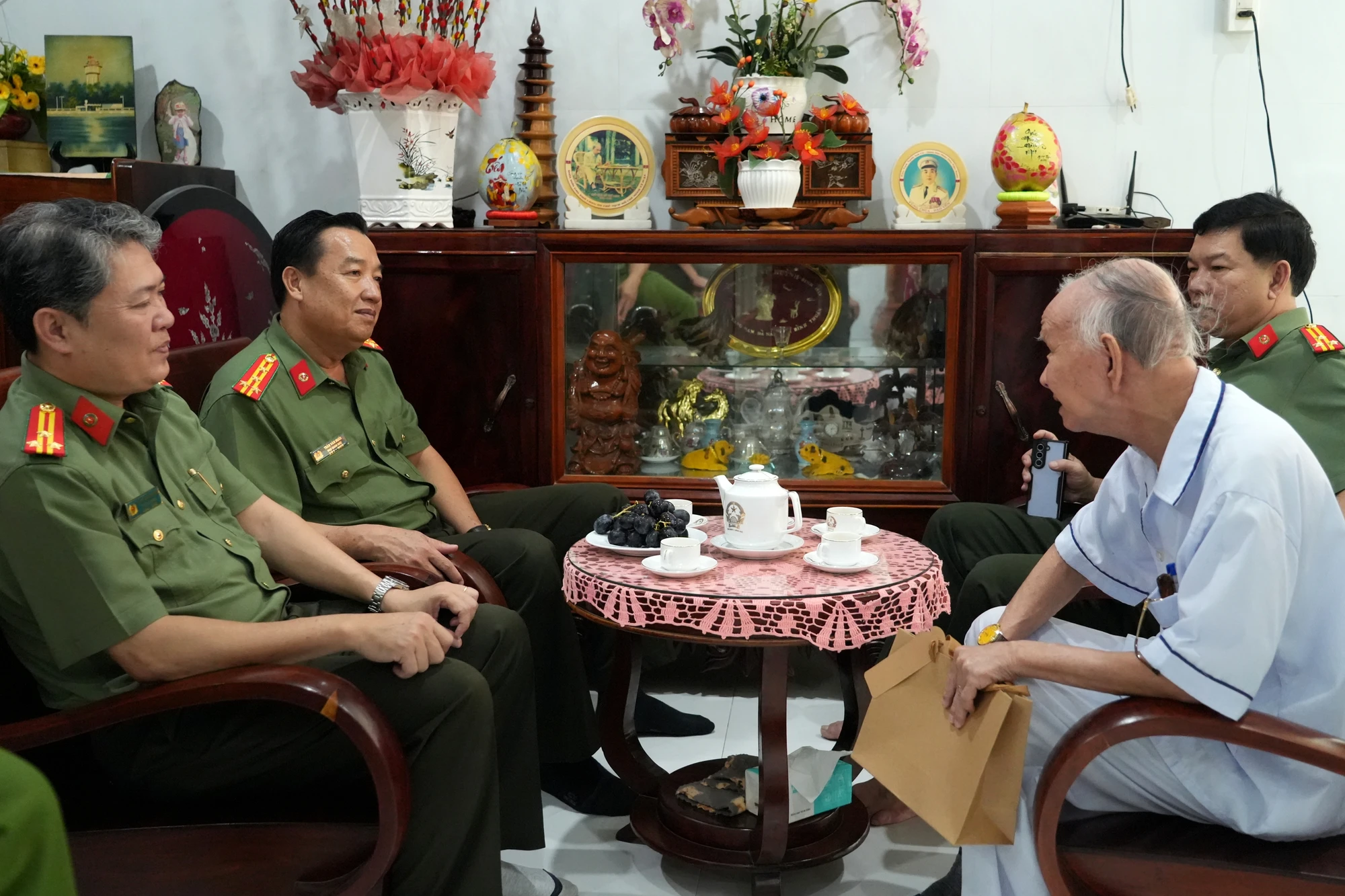 Đoàn công tác Công an tỉnh Bình Thuận thăm gia đình Thiếu tướng Chín Huỳnh. Ảnh NHƯ Ý thieu-tuong-chin-huynh (5).JPG