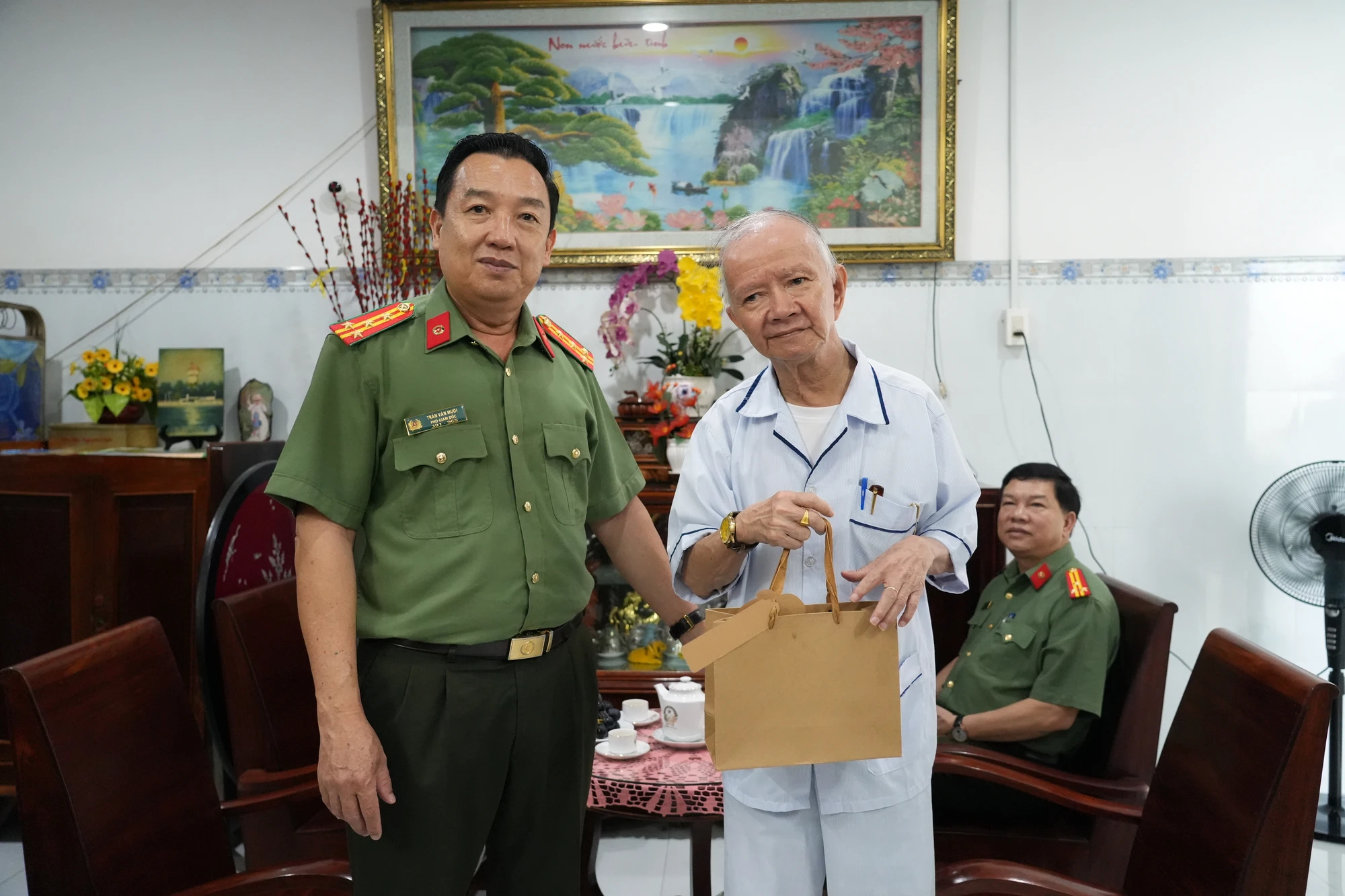Đại tá Trần Văn Mười tặng quà cho ông Huỳnh Vũ, nguyên Đại tá, Chánh Thanh tra Công an tỉnh Bình Thuận, con trai Thiếu tướng Chín Huỳnh. thieu-tuong-chin-huynh (6).JPG