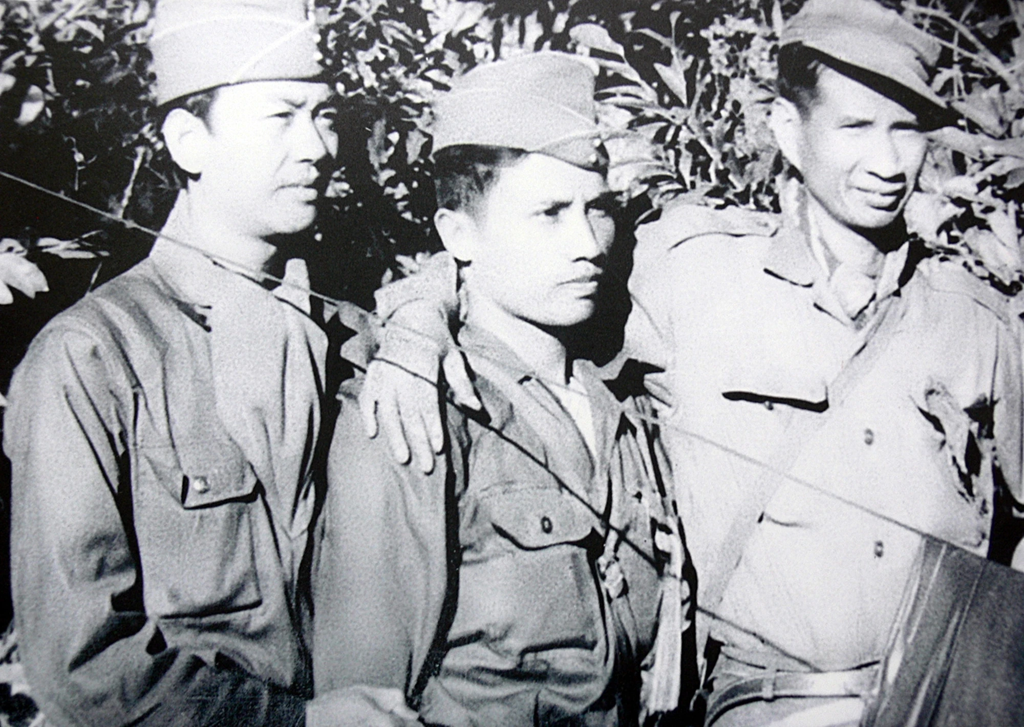 Ông Chín Huỳnh (bìa phải) trong một điệp vụ ở Lào. Ảnh tư liệu thieu-tuong-chin-huynh (8).jpg