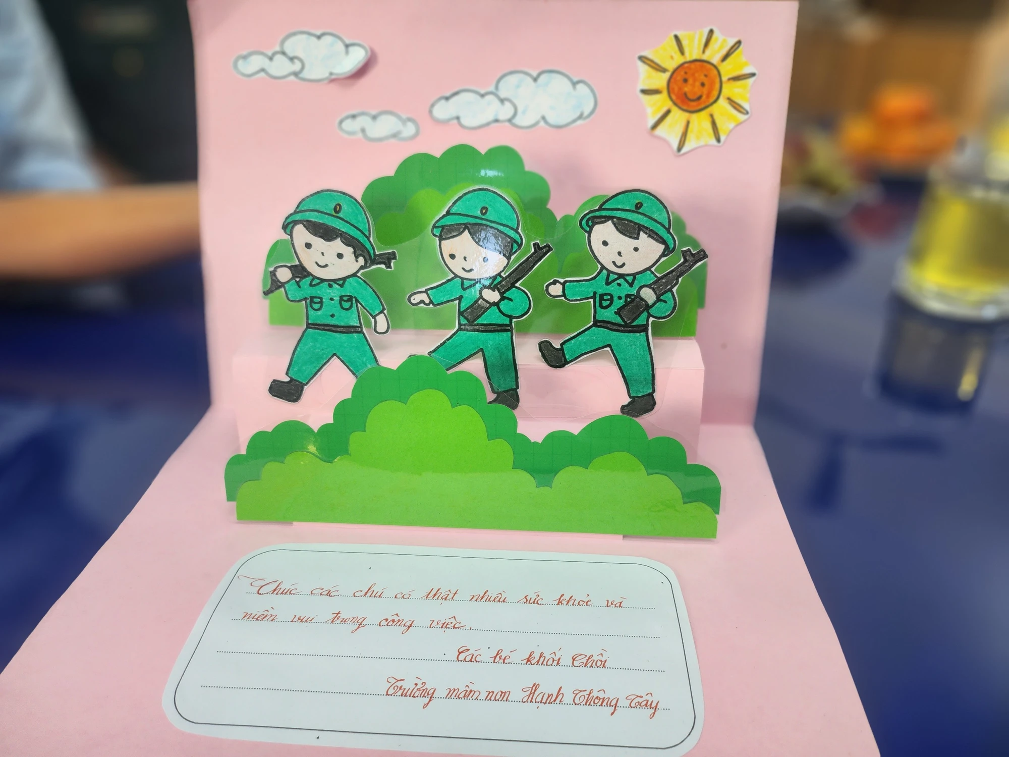 Món quà của cô trò dành tặng cho chú bộ đội giao lưu với chú bộ đội