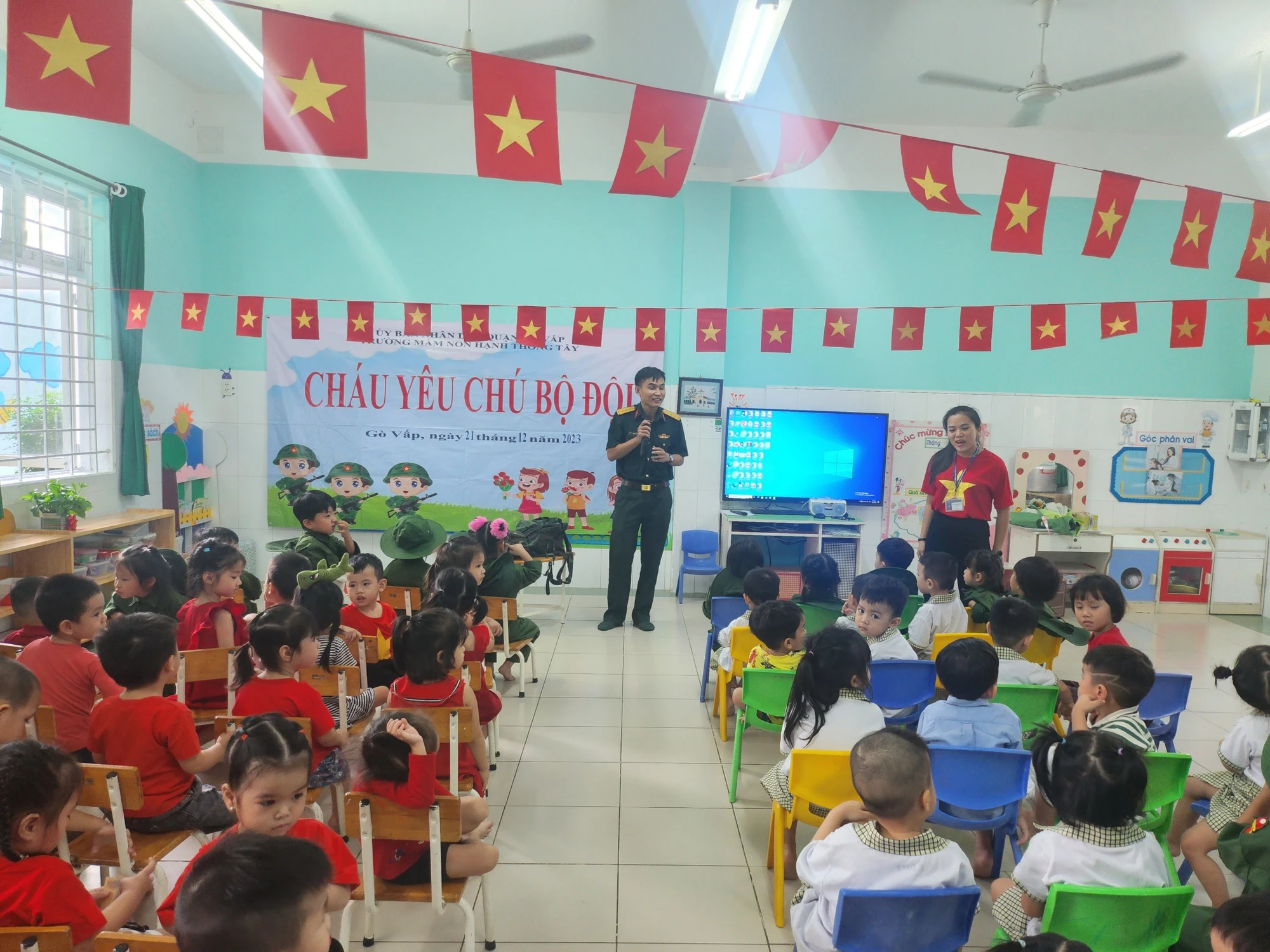Các chú bộ đội đến từ đơn vị Cụm 35, Cục 75, Tổng cục II Bộ Quốc phòng trò chuyện với các bé Trường Mầm non Hạnh Thông Tây, quận Gò Vấp giao lưu với chú bộ đội