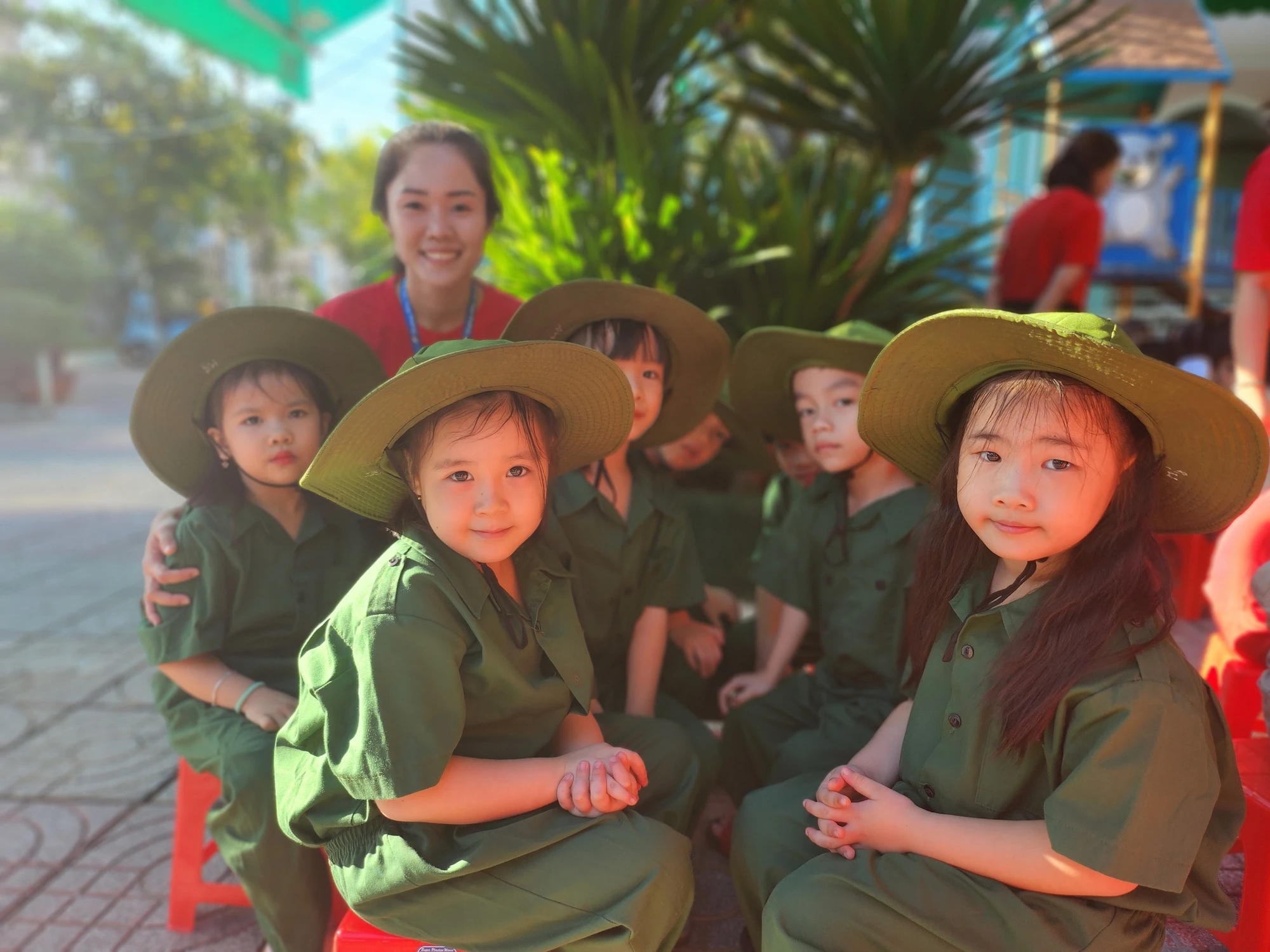 Các bé Trường mầm non Hạnh Thông Tây xuất hiện trong bộ quân phục màu xanh áo lính giao lưu với chú bộ đội