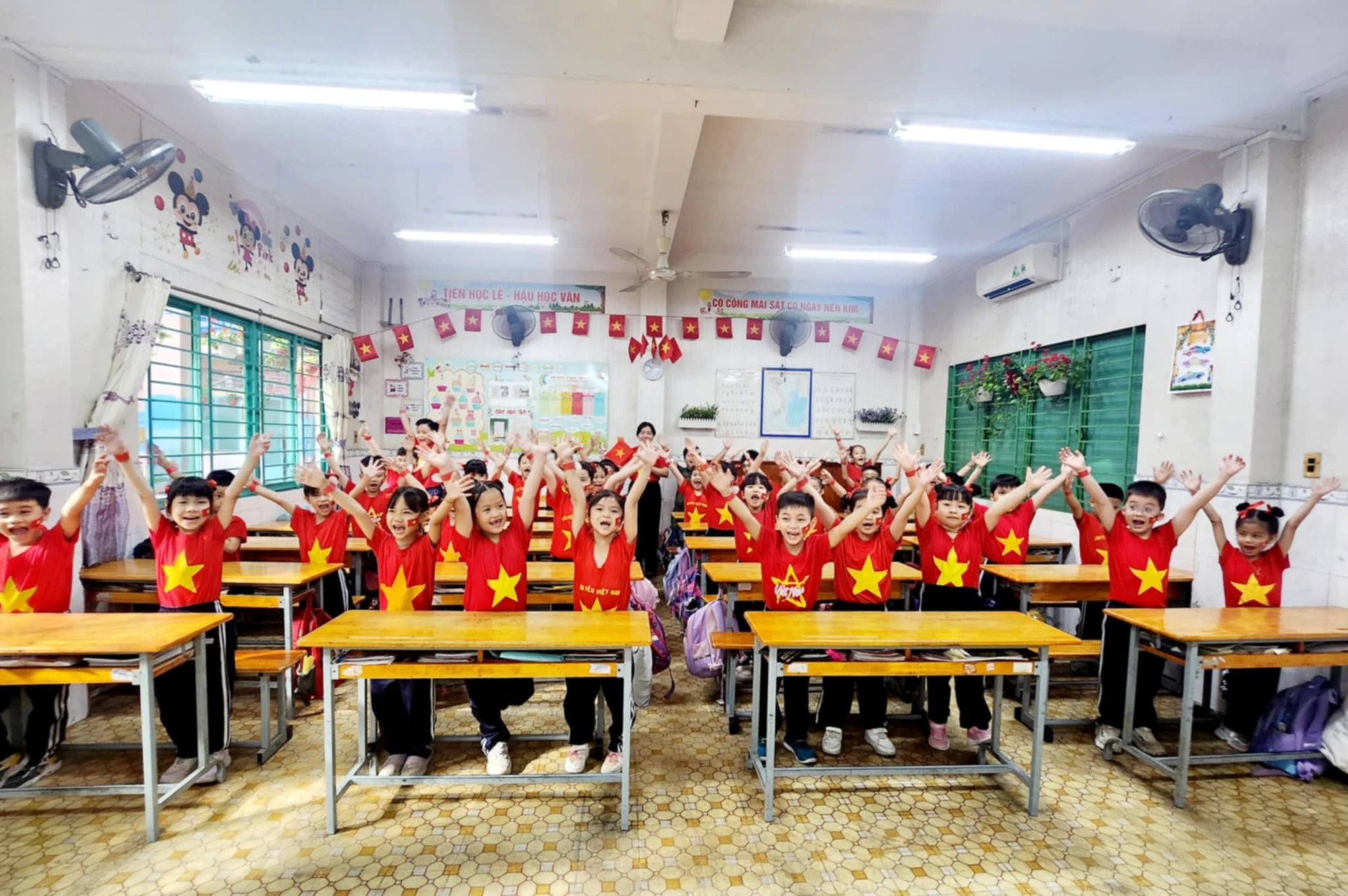 Học sinh háo hức đến trường trong chiếc áo cờ đỏ sao vàng. man-dong-dien-the-duc-2.jpg