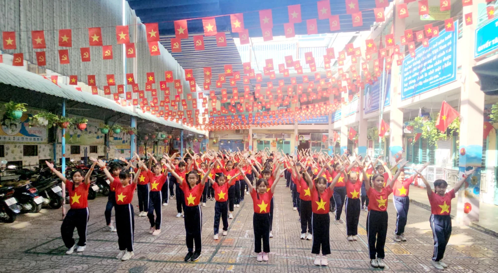 Sân Trường Tiểu học Trần Quang Khải rực rỡ cờ đỏ sao vàng. màn đồng diễn thể dục