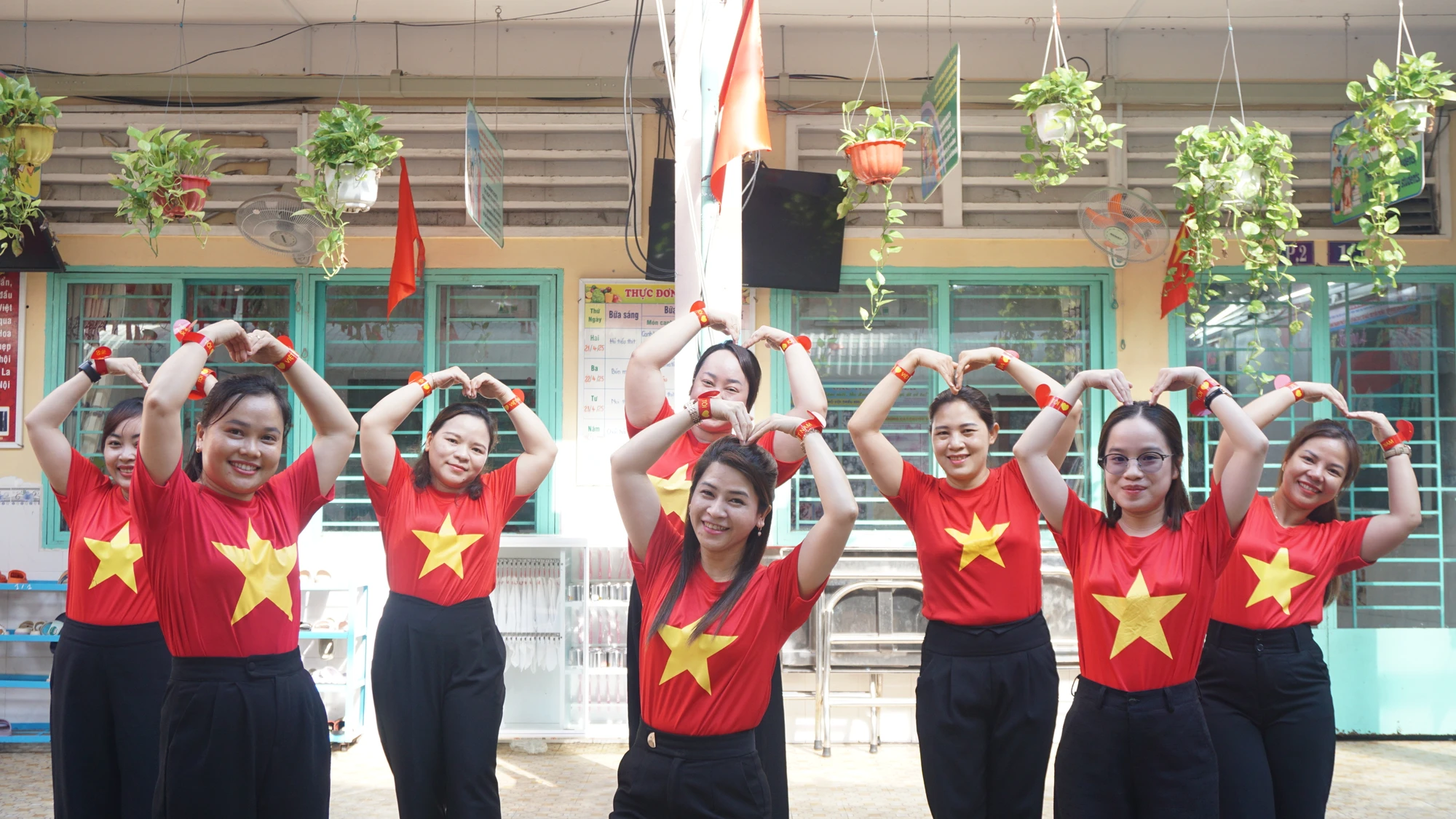 Các cô giáo Trường Tiểu học Trần Quang Khải rạng rỡ trong sắc áo cờ đỏ sao vàng. man-dong-dien-the-duc-7.JPG