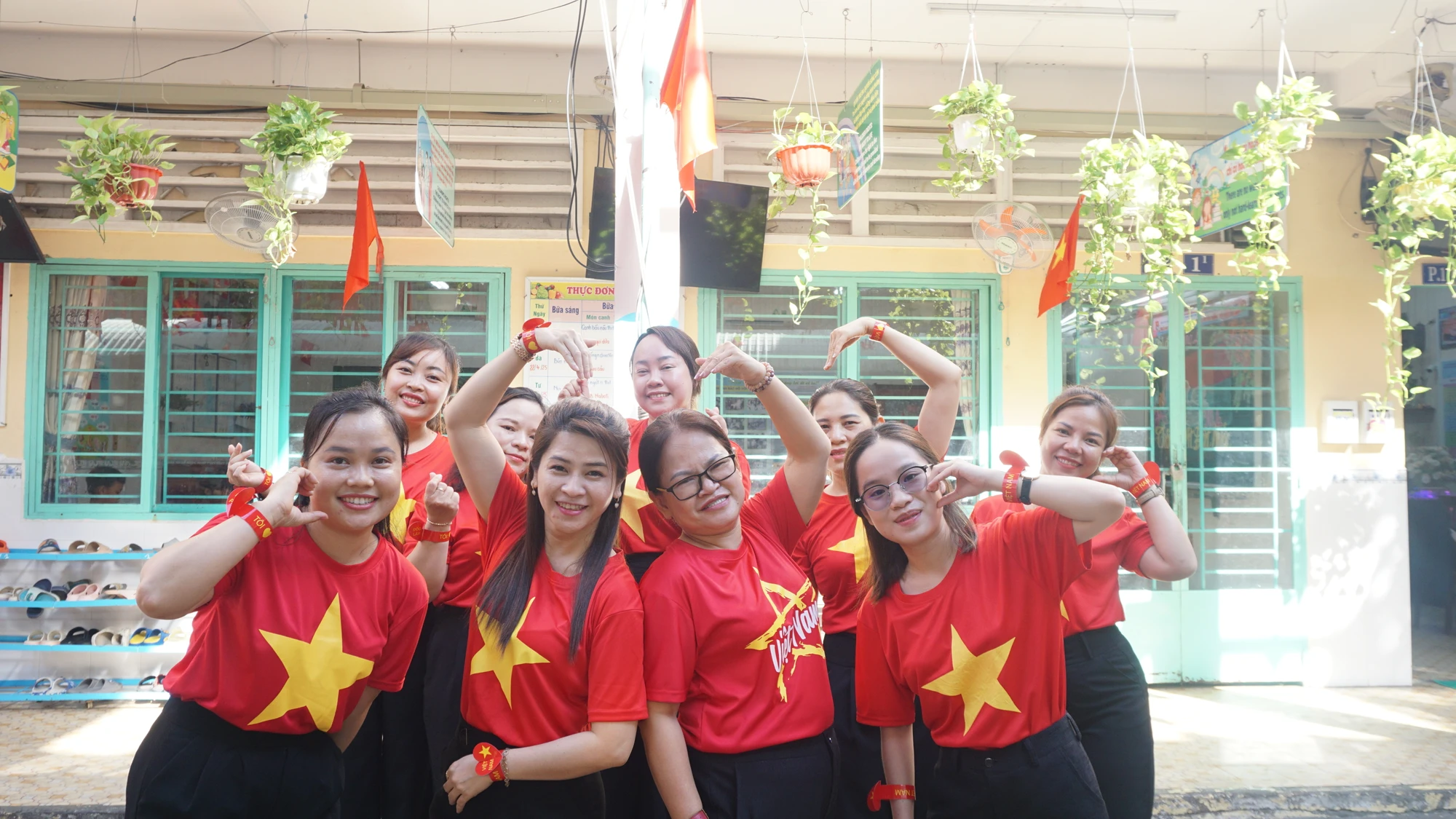Bà Nguyễn Kim Phượng, Hiệu trưởng nhà trường (thứ 2 từ phải qua) cùng các giáo viên. man-dong-dien-the-duc-8.JPG