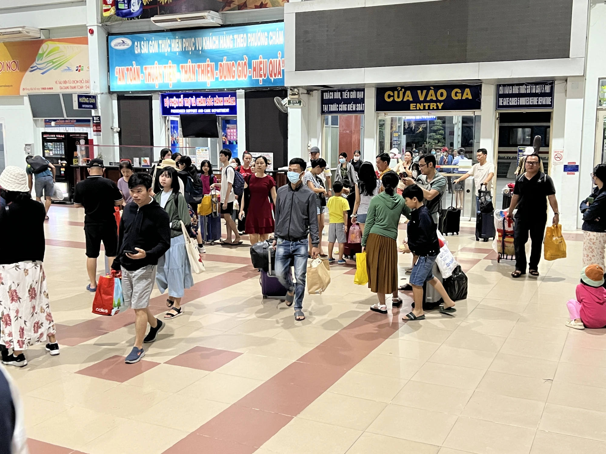 Trong ngày 1-1, Ga Sài Gòn chào đón gần 6.000 hành khách xông đất. Ảnh: TN hanh-khach-3-3349.jpg