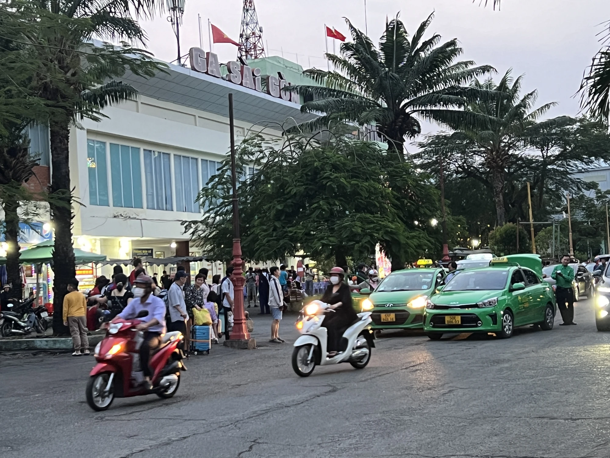 Đội ngũ các hãng taxi túc trực để đón khách. Ảnh: TN hanh-khach-7-8595.jpg