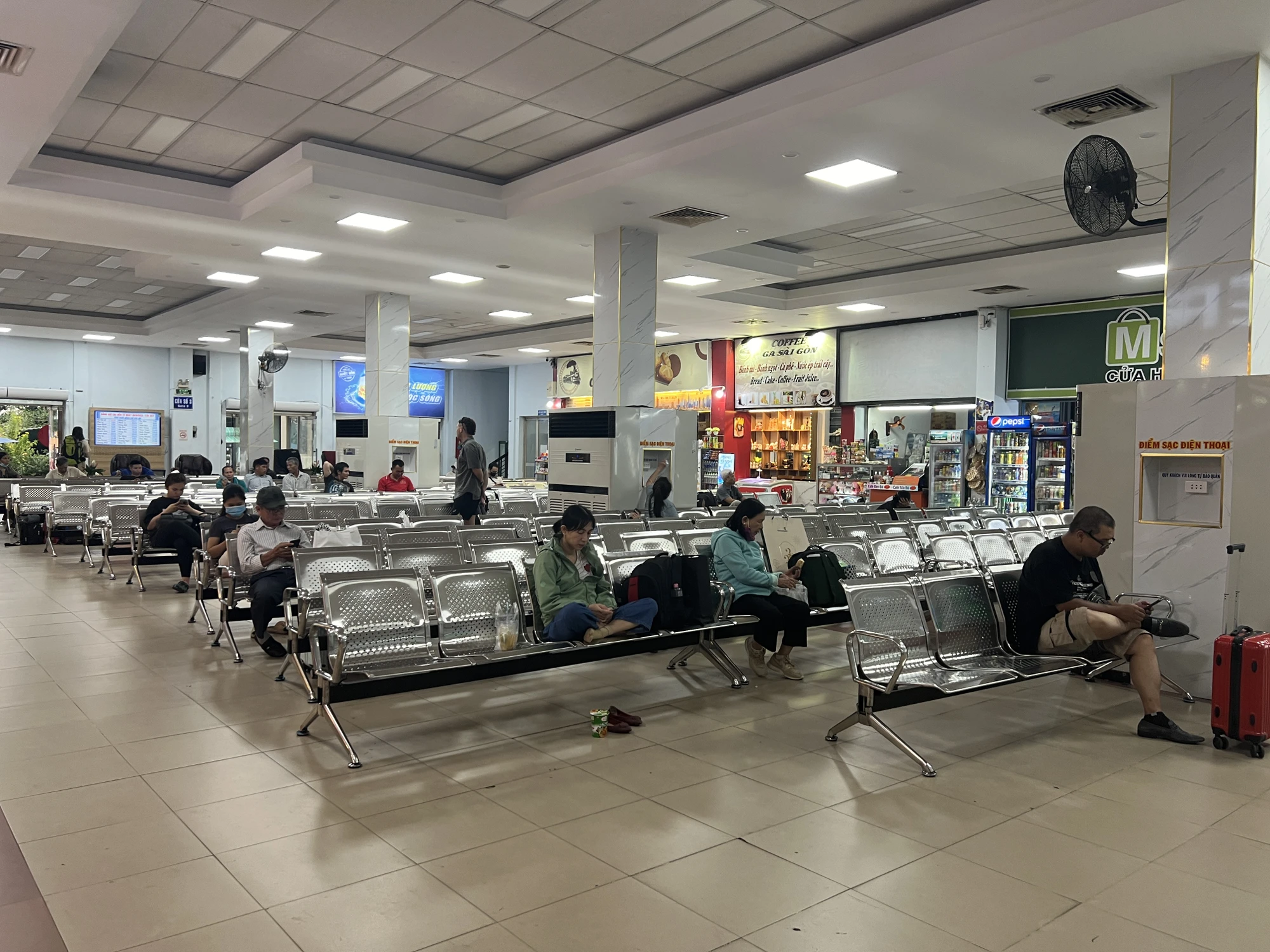 Phòng chờ tại Ga Sài Gòn lác đác có hành khách chờ tàu để rời TP.HCM. Ảnh: TN img-0251-7687.jpg