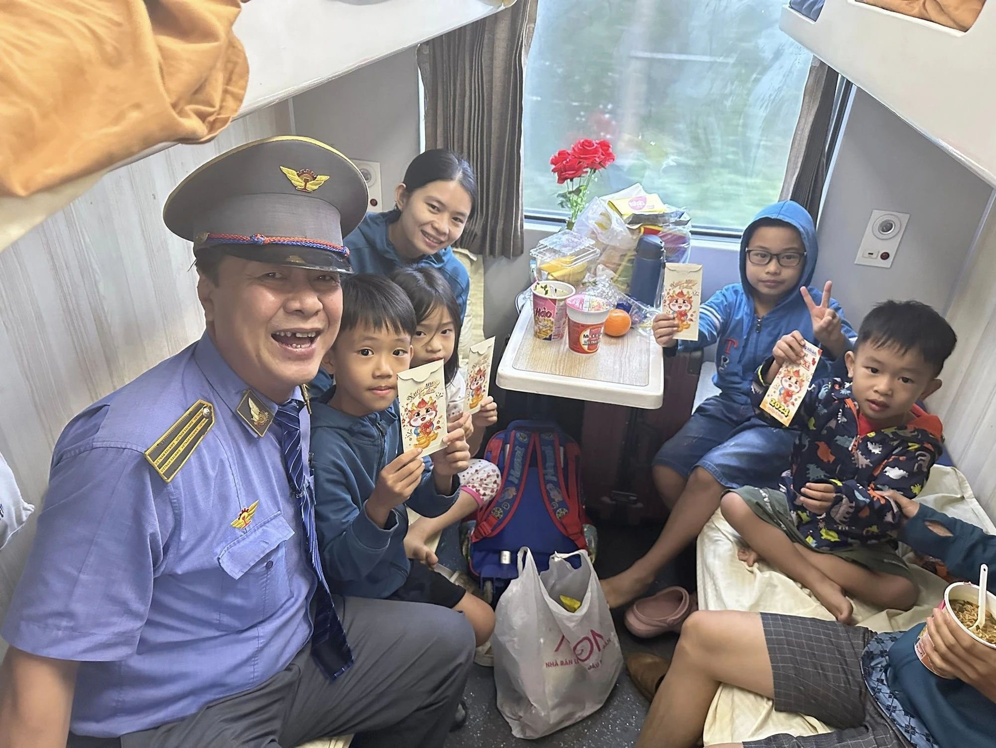 Nhân viên đường sắt tặng hành khách phong bao lì xì nhân ngày đầu năm. Ảnh: ĐS li-xi-8528.jpeg