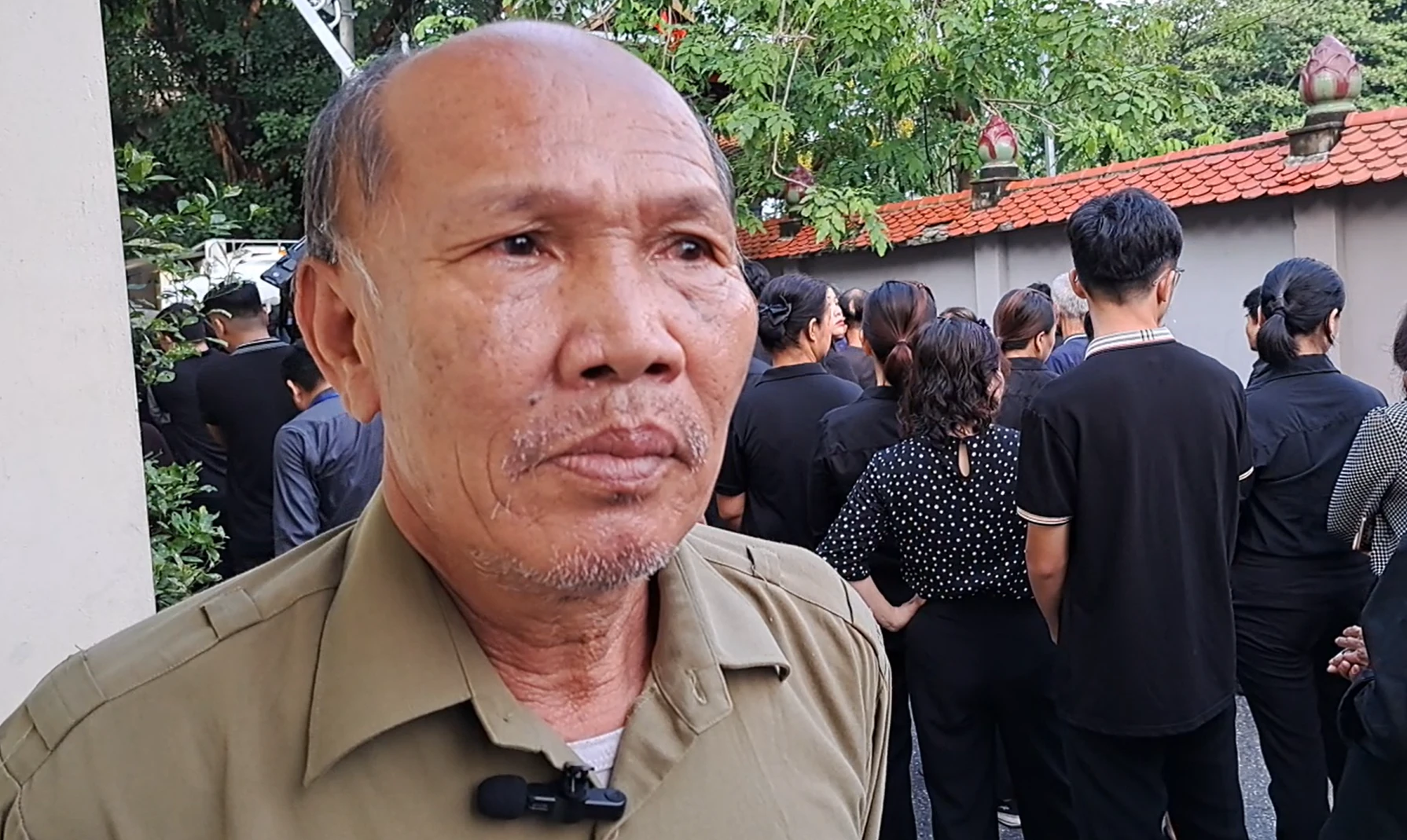 Ông Nguyễn Văn Ninh, đi cùng bà con xóm 5, thôn Lại Đà nhận xét công tác chuẩn bị tang lễ chu đáo. Bày trí khu vực viếng trang trọng, tôn kính. “Chúng tôi mong muốn Đảng, Nhà nước có những người như bác Trọng để gánh vác công việc đất nước” Tinh-cam-nguoi-dan-que-huong-trong-Le-Quoc-tang-Tong-Bi-thu-Nguyen-Phu-Trong-4.png