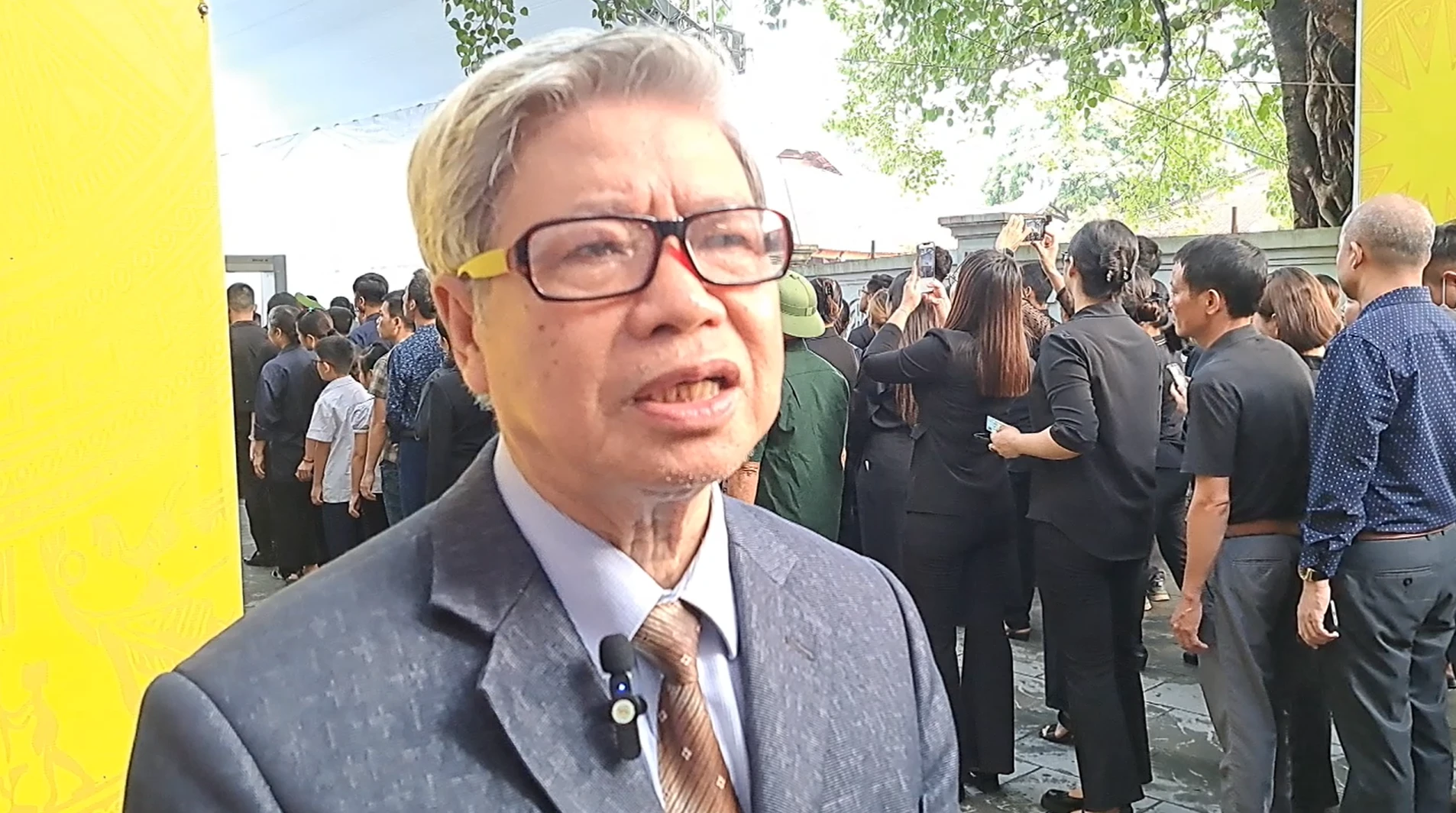 Ông Vương Khắc Côn, bạn từ thuở nhỏ với Tổng Bí thư Nguyễn Phú Trọng tại thôn Lại Đà cho biết, từ nhỏ đến lớn đi học cùng nhau, cùng sinh hoạt thiếu nhi với nhau, cùng chăn trâu, rồi tắm sông. Tinh-cam-nguoi-dan-que-huong-trong-Le-Quoc-tang-Tong-Bi-thu-Nguyen-Phu-Trong-8.png