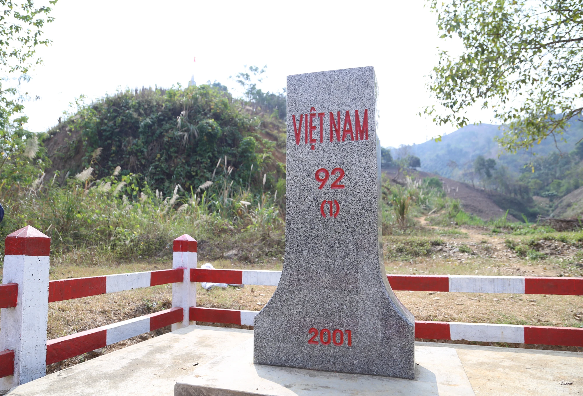 Cột mốc 92 là điểm đánh dấu con sông Hồng bắt đầu chảy vào lãnh thổ Việt Nam. Cột mốc này gồm có 3 cột: mốc 92(1) nằm ở phía Việt Nam; mốc 92(2) và mốc 92(3) nằm trên bờ sông nơi lãnh thổ Trung Quốc. Ảnh: VỮNG NGUYỄN Co-co-Lung-Po-7.JPG