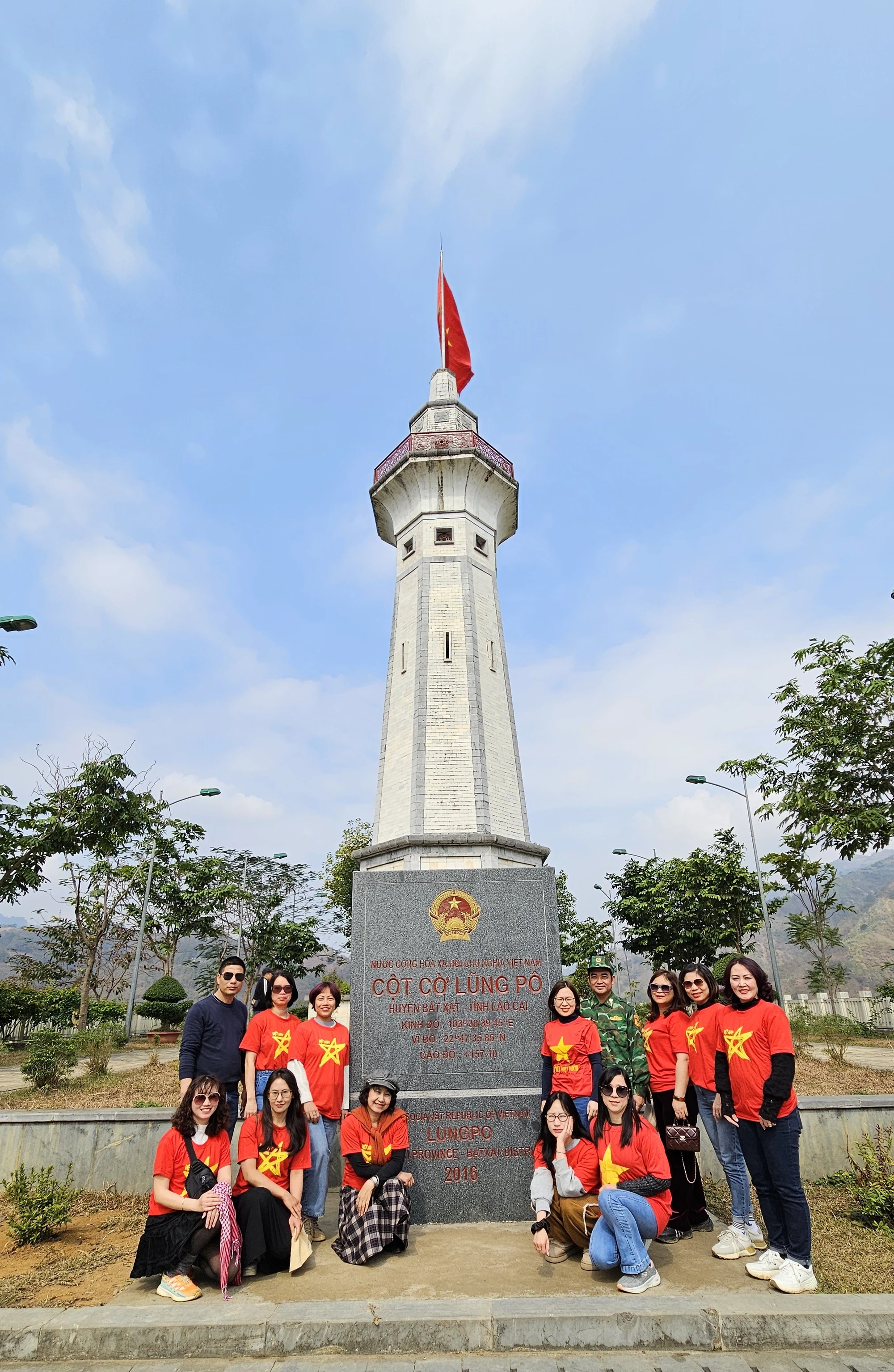 Đứng dưới lá cờ đỏ sao vàng tung bay trên đỉnh Cột cờ Lũng Pô, dâng trào cảm xúc tự hào về Bộ đội Biên phòng và người dân A Mú Sung đang ngày đêm giữ gìn từng tấc đất ông cha. Ảnh: VỮNG NGUYỄN Cot-co-Lung-Po-2.jpg