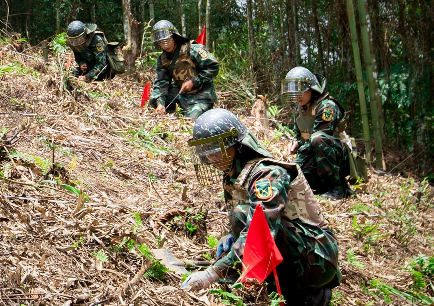 Rà phá bom mìn vật nổ sau chiến tranh: Cuộc chiến trong lòng đất