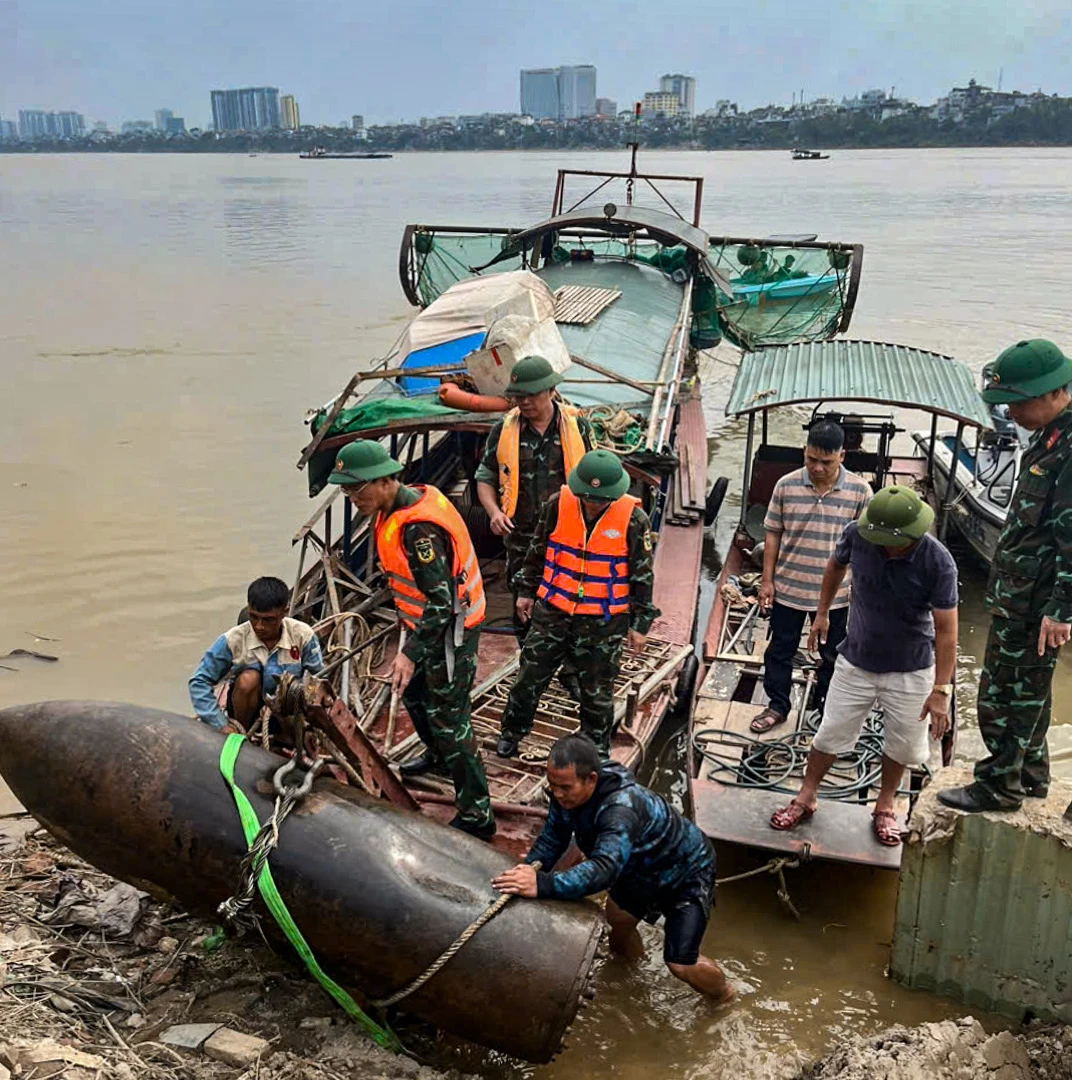 Bộ đội Công binh thuộc Bộ Tư lệnh Thủ đô trục vớt quả bom nặng 1.362kg được phát hiện gần cầu Long Biên, Hà Nội, ngày 19-10-2024. Ảnh: BCCB Ra-pha-bom-min-vat-lieu-no-sau-chien-tranh-Cuoc-chien-trong-long-dat-6.jpg