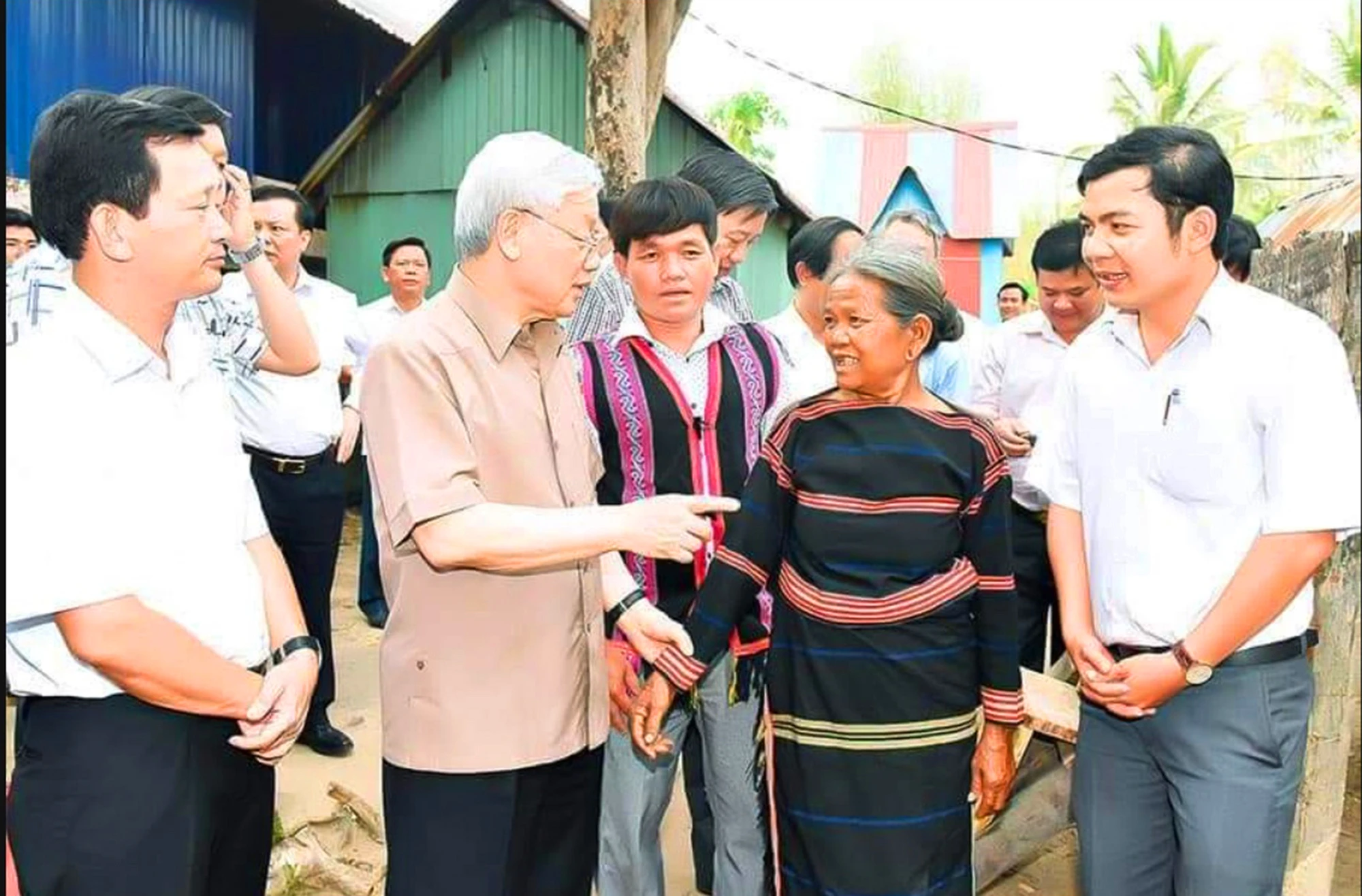 Tổng Bí thư Nguyễn Phú Trọng trò chuyện với nhân dân xã Ayun trong chuyến thăm năm 2017. Ảnh: CH. xa-ayun-thoat-ngheo-nho-mon-qua-tong-bi-thu-3-9704.jpg