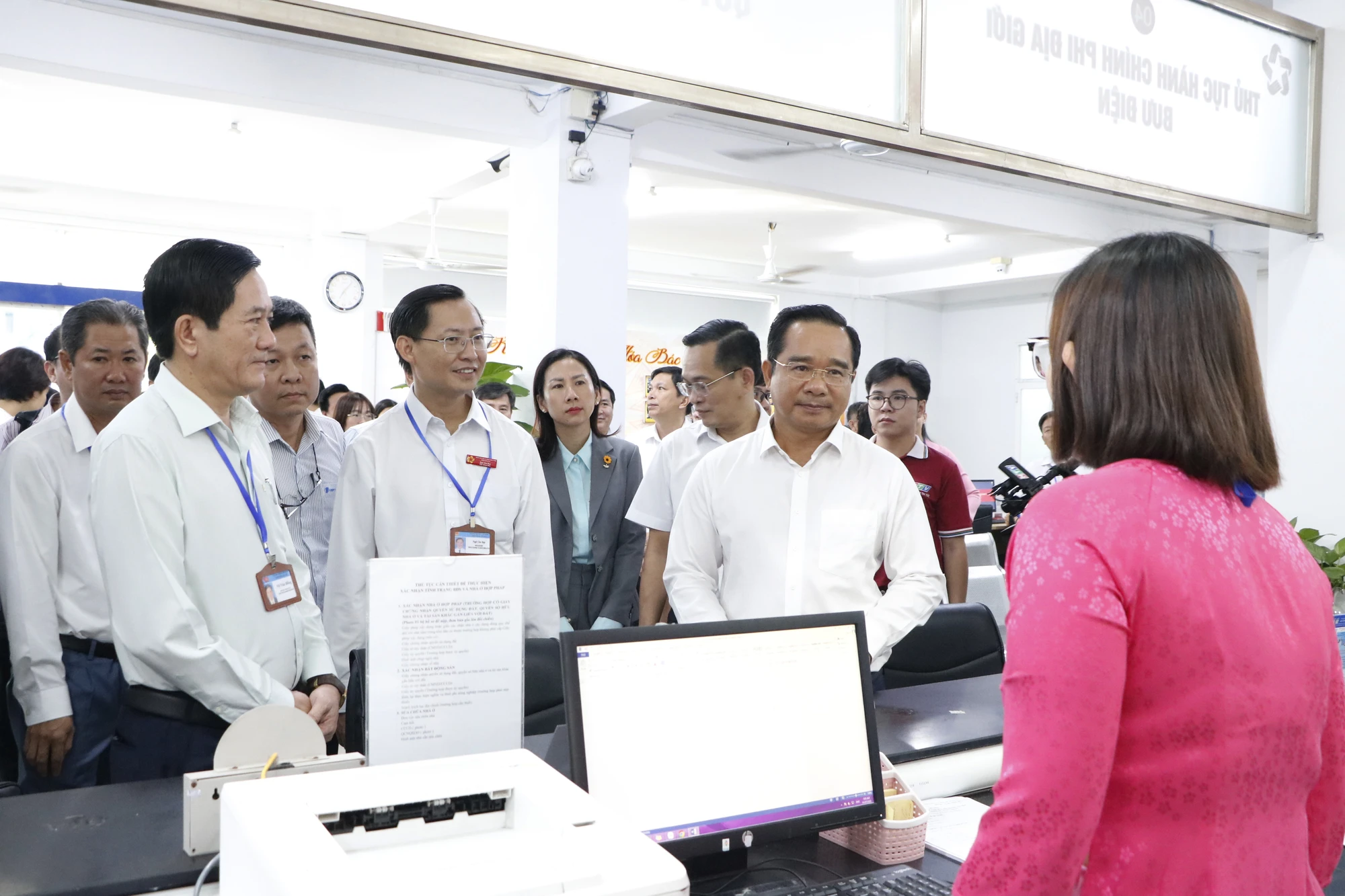 Chủ tịch TP.HCM Nguyễn Văn Được hỏi thăm c&ocirc;ng t&aacute;c của c&aacute;n bộ, c&ocirc;ng chức. Ảnh: L&Ecirc; &Aacute;NH