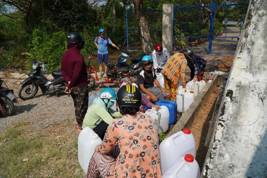 Xâm nhập mặn khiến người dân ở Bến Tre thiếu nước sinh hoạt. Ảnh: ĐÔNG HÀ xam-nhap-man-2.jpg