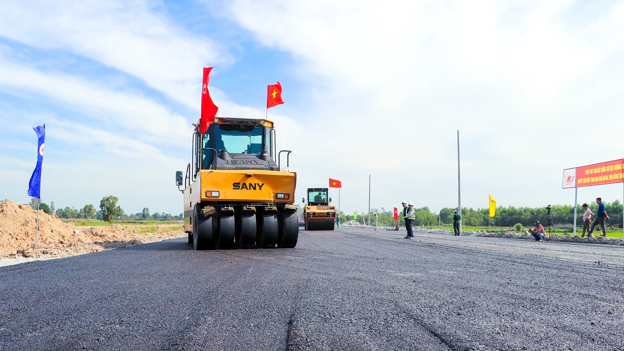 Thảm nhựa những m đường đầu tiên cao tốc Cần Thơ - Cà Mau. Ảnh: CHÂU ANH Thi công xuyên Tết.jpeg